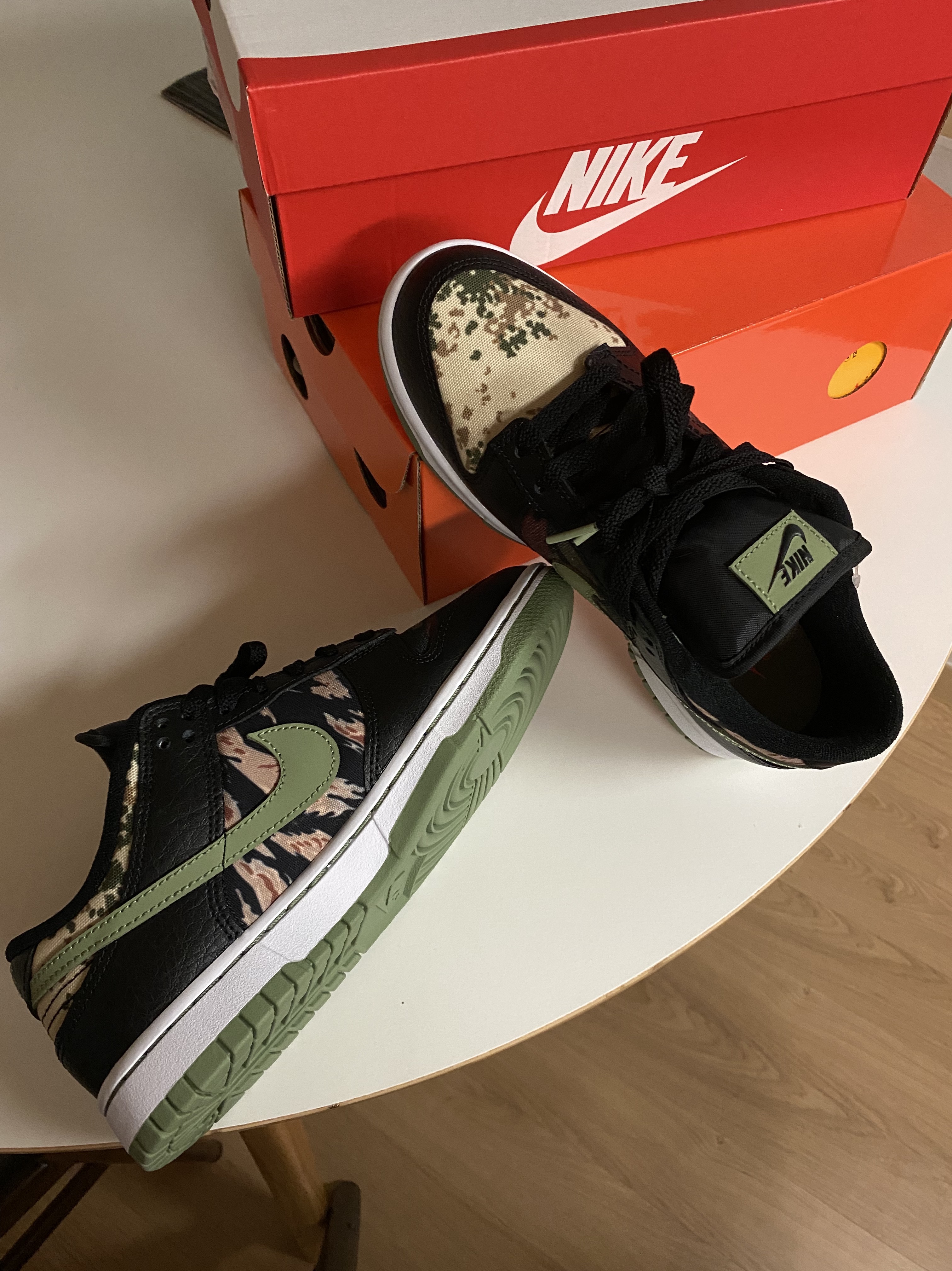 Nike Dunk Low SE Black Multi Camo 착용 스타일