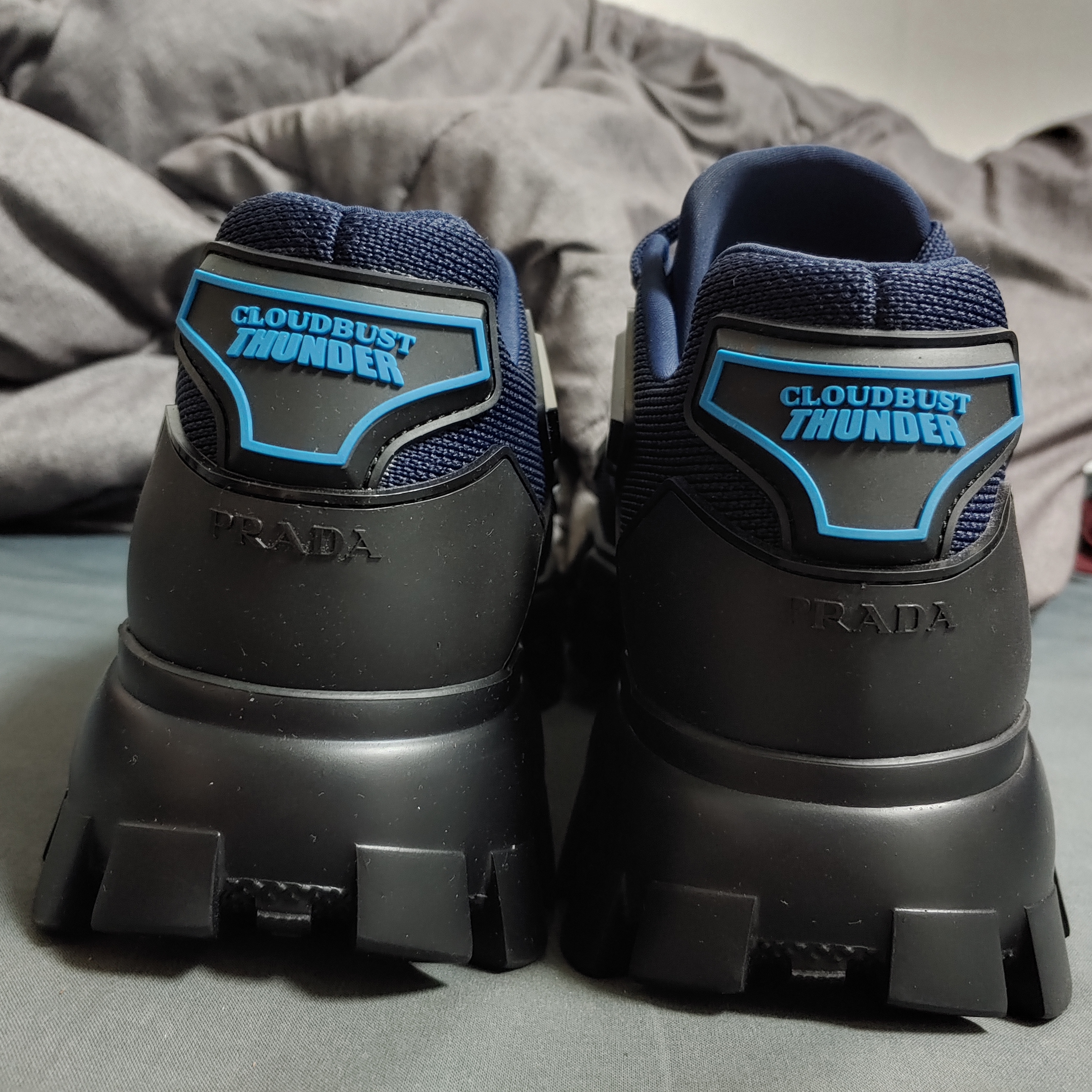 Prada Cloudbust Thunder Technical Fabric Sneakers Navy Black 착용 스타일 - 3