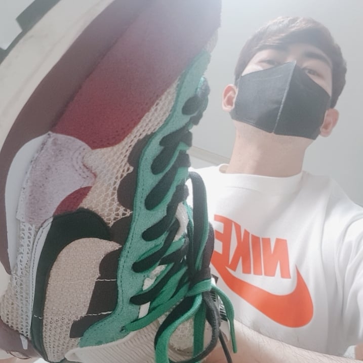 Nike x Sacai VaporWaffle String & Black Villain Red, Nike x Stussy International Beach Crew T-Shirt White - Asia 착용 스타일