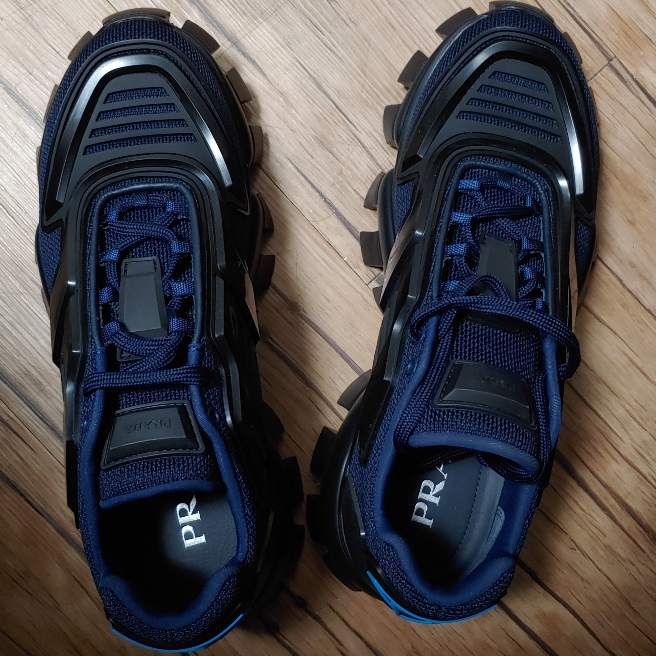 Prada Cloudbust Thunder Technical Fabric Sneakers Navy Black 착용 스타일 - 1