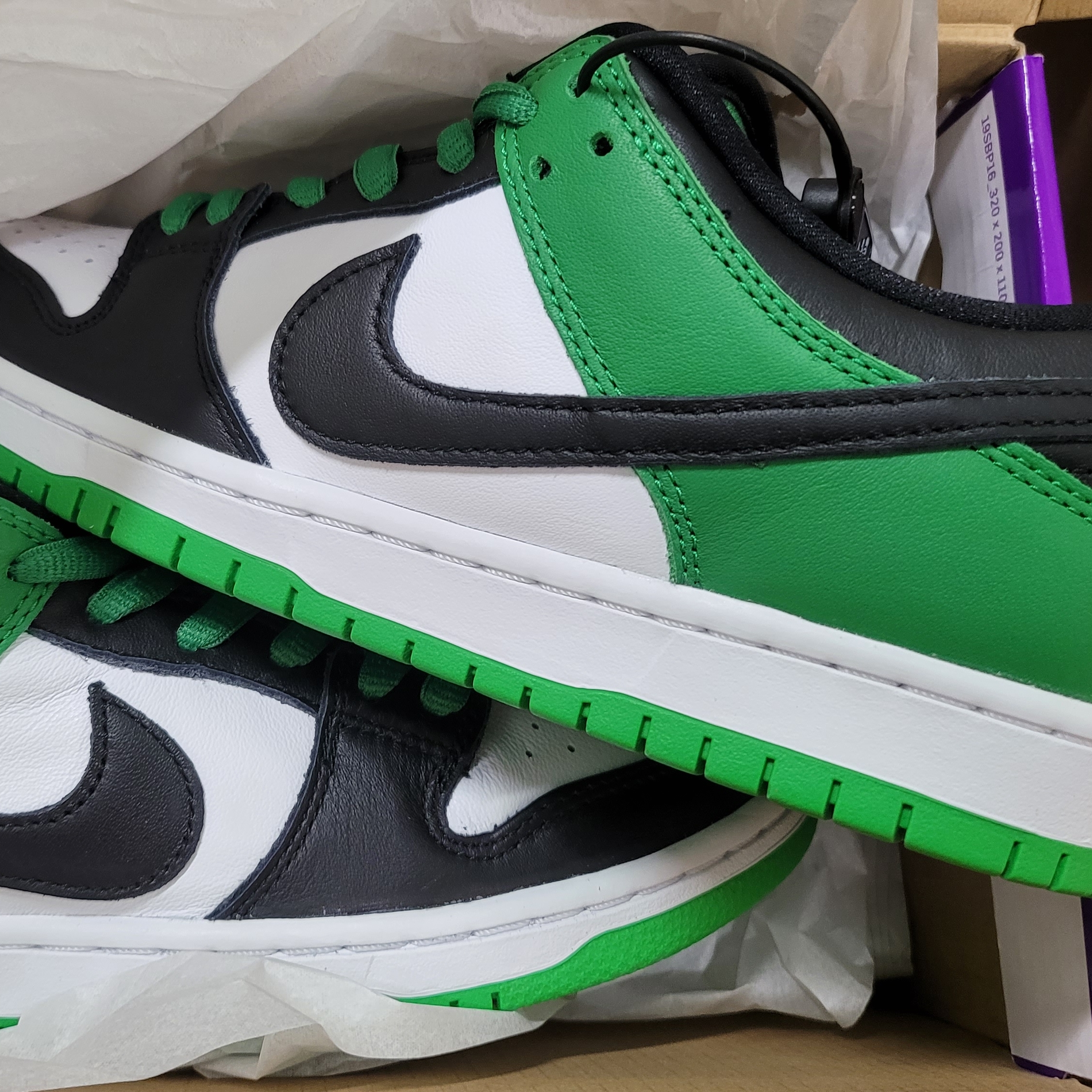 Nike SB Dunk Low Pro Black and Classic Green 착용 스타일 - 1