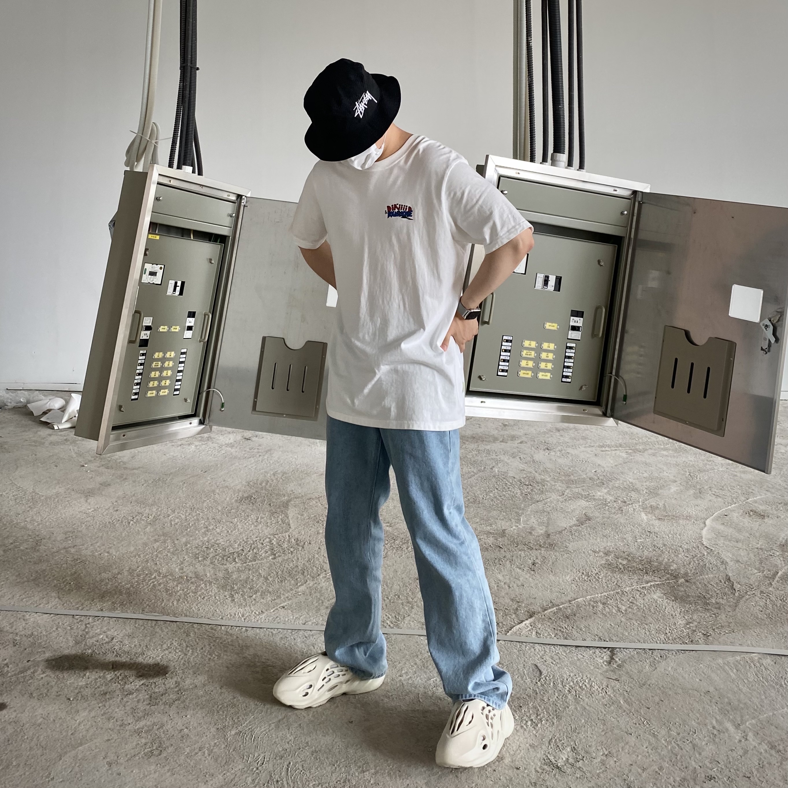Adidas Yeezy Foam RNNR Sand, Nike x Stussy Bucket Hat Black 착용 스타일 - 2