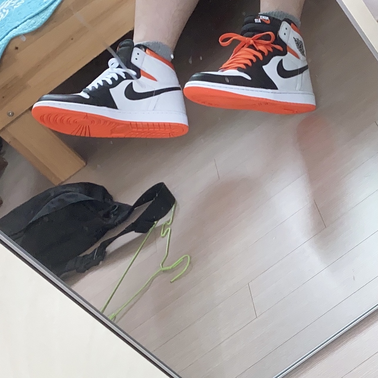 Jordan 1 Retro High OG Electro Orange 착용 스타일 - 3