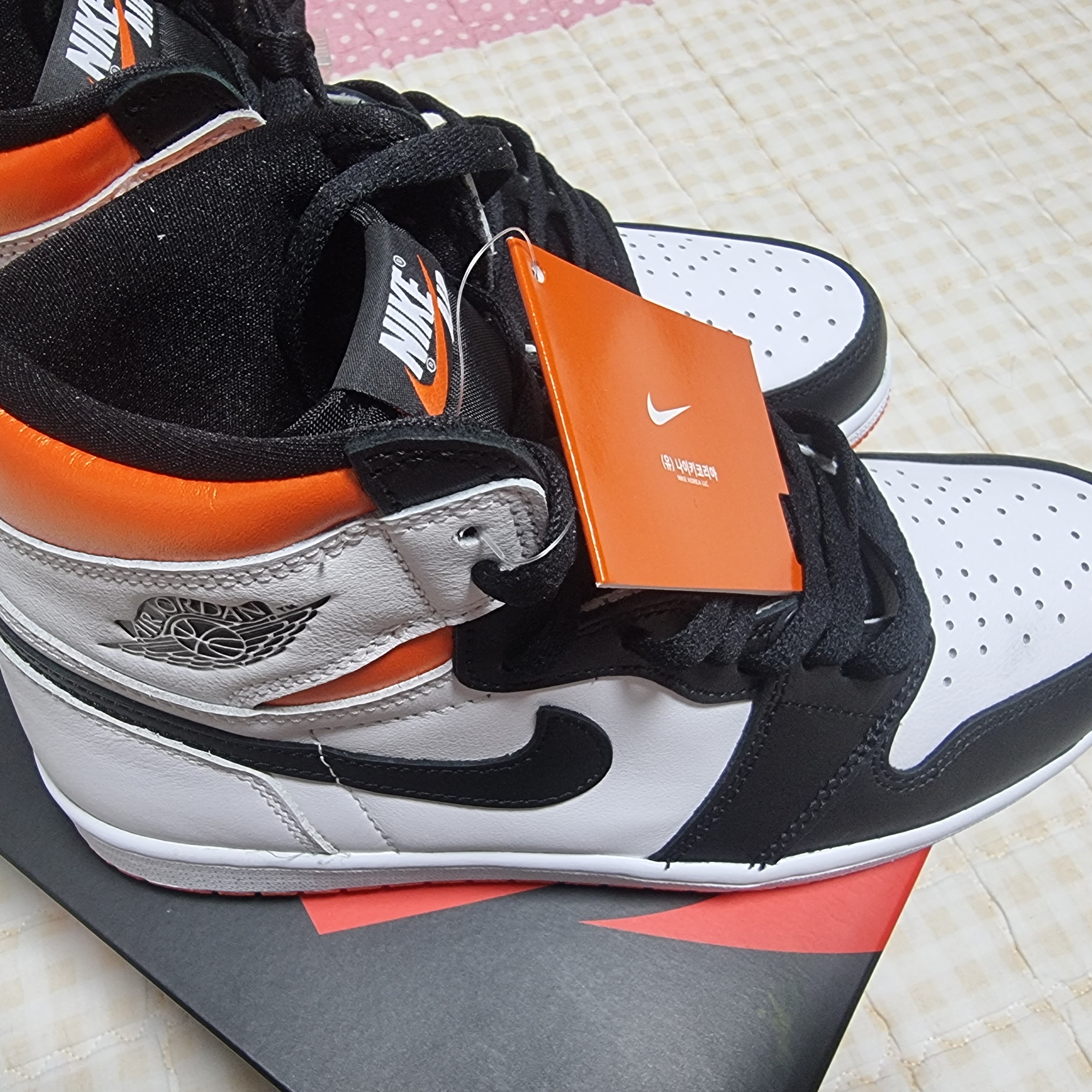 Jordan 1 Retro High OG Electro Orange 착용 스타일 - 4