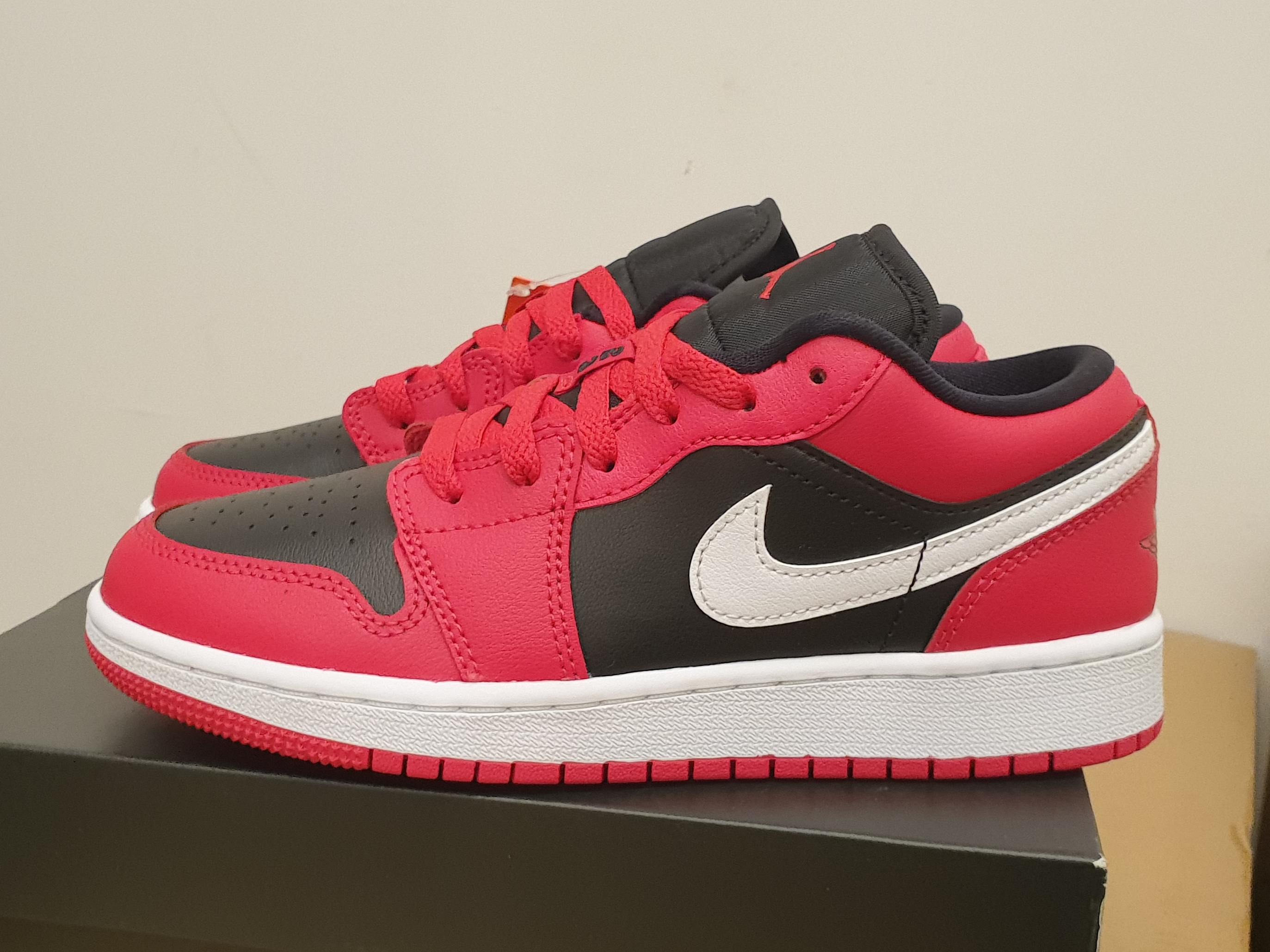 (GS) Jordan 1 Low Black Very Berry 착용 스타일