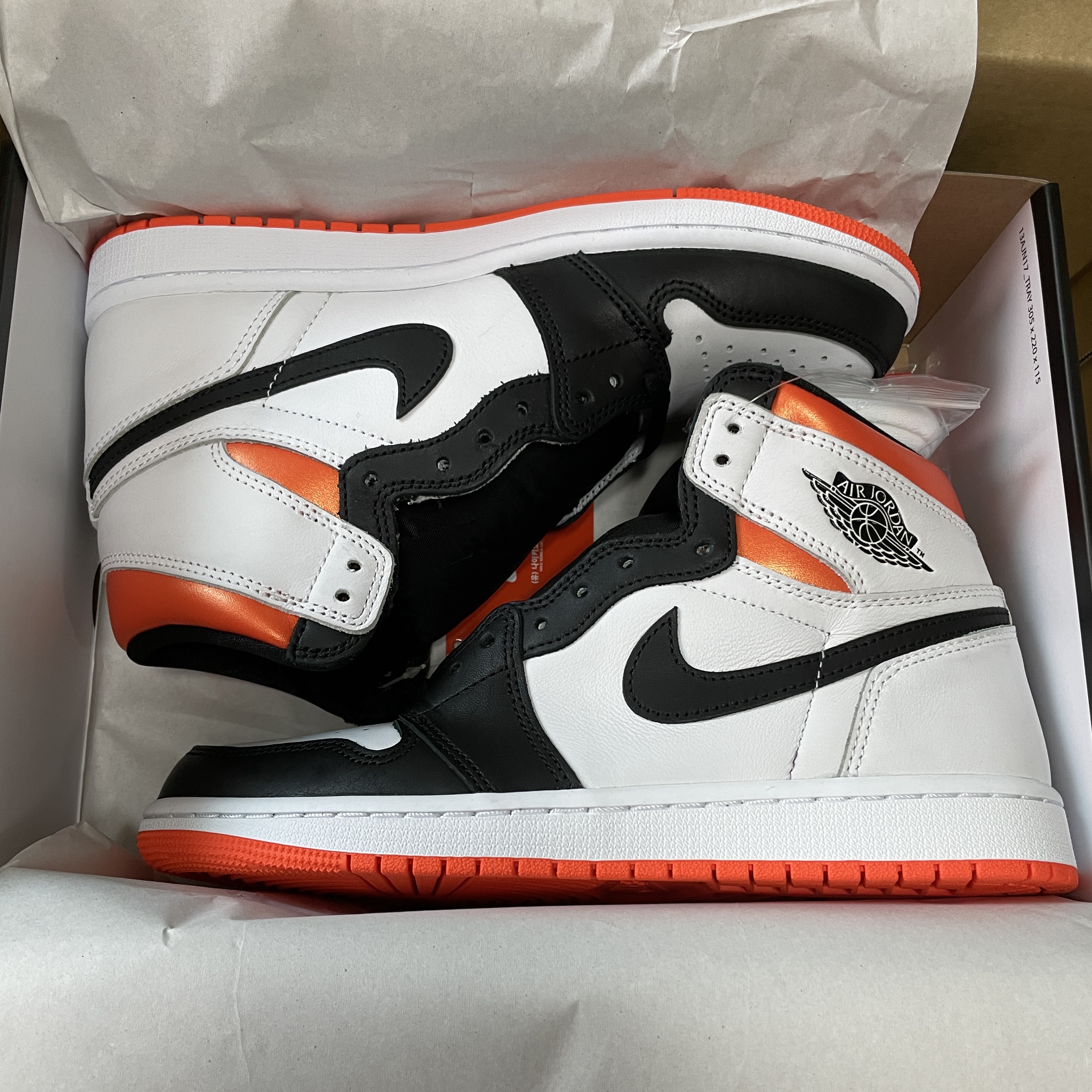 Jordan 1 Retro High OG Electro Orange 착용 스타일