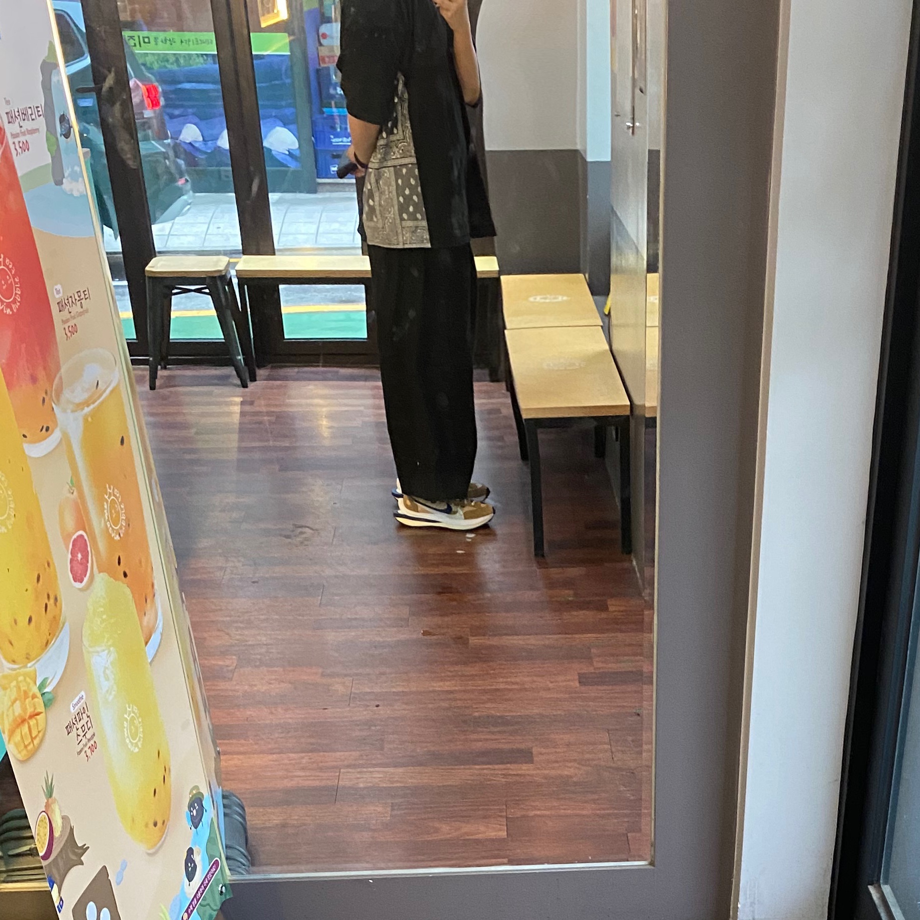 Nike x Sacai VaporWaffle Sesame and Blue Void 착용 스타일