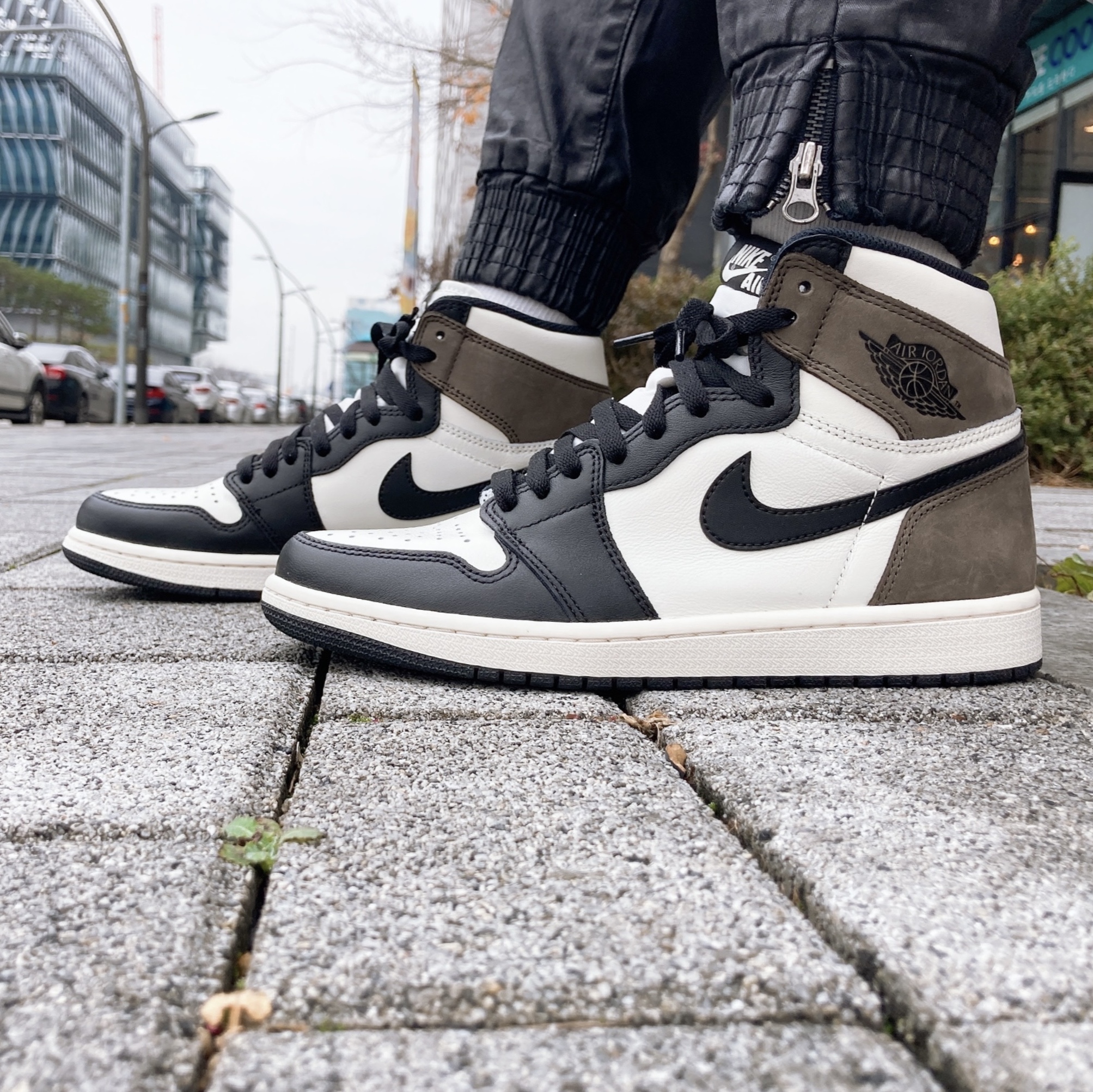 Jordan 1 Retro High OG Black Mocha 착용 스타일