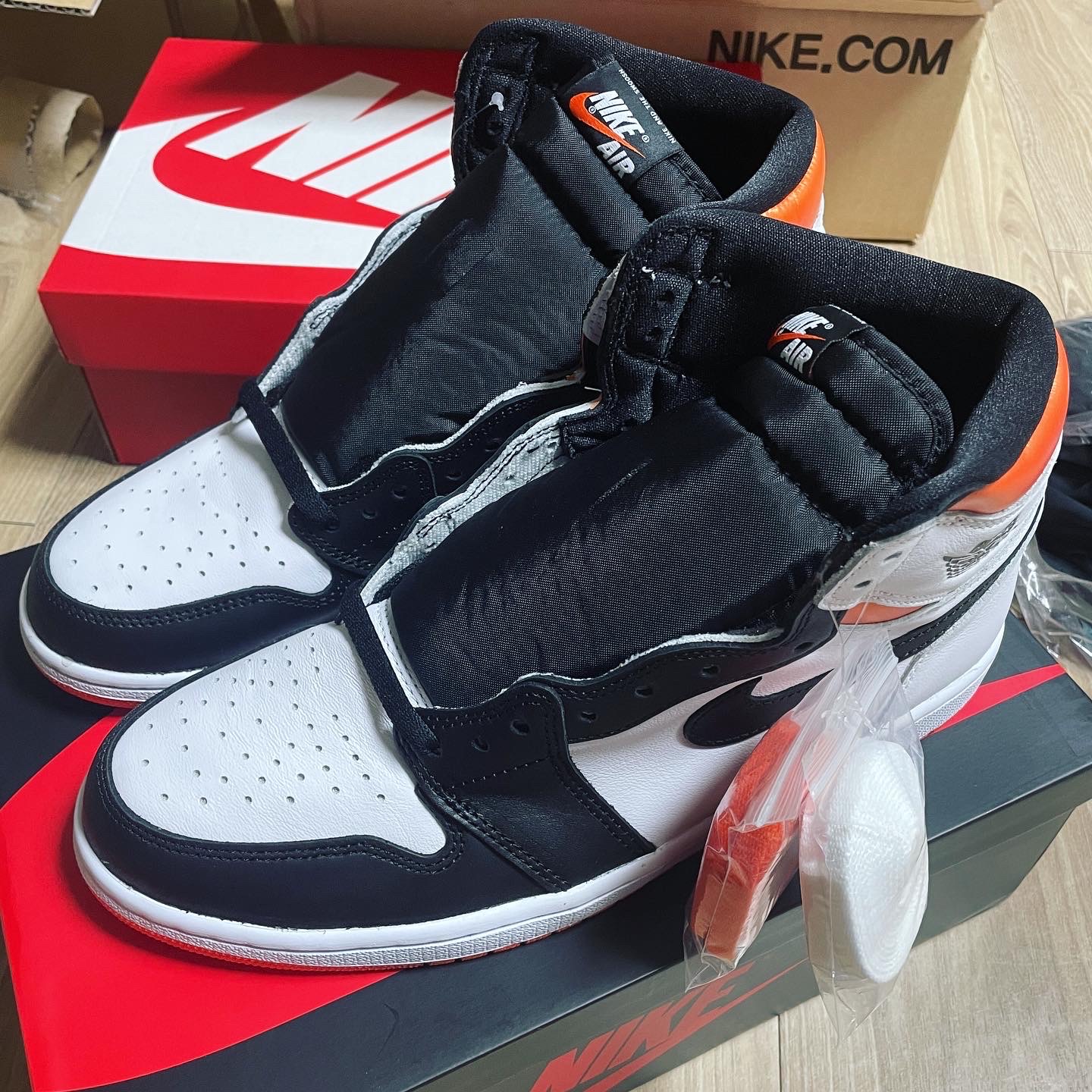Jordan 1 Retro High OG Electro Orange 착용 스타일 - 1