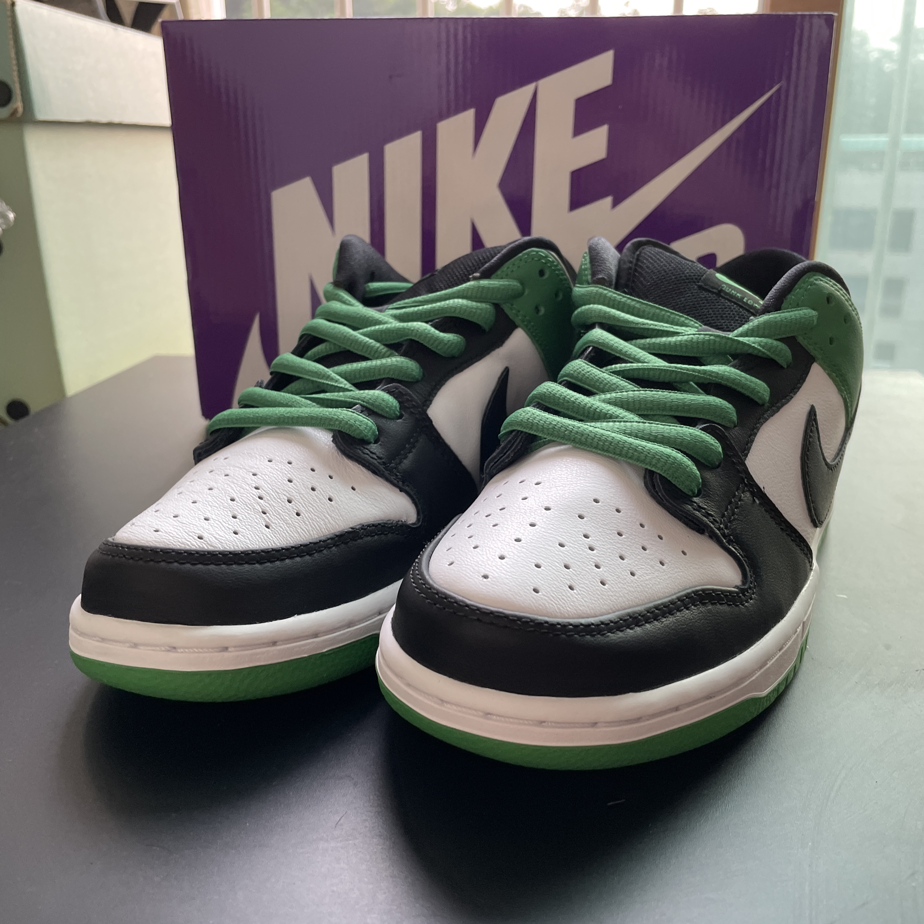 Nike SB Dunk Low Pro Black and Classic Green 착용 스타일 - 3