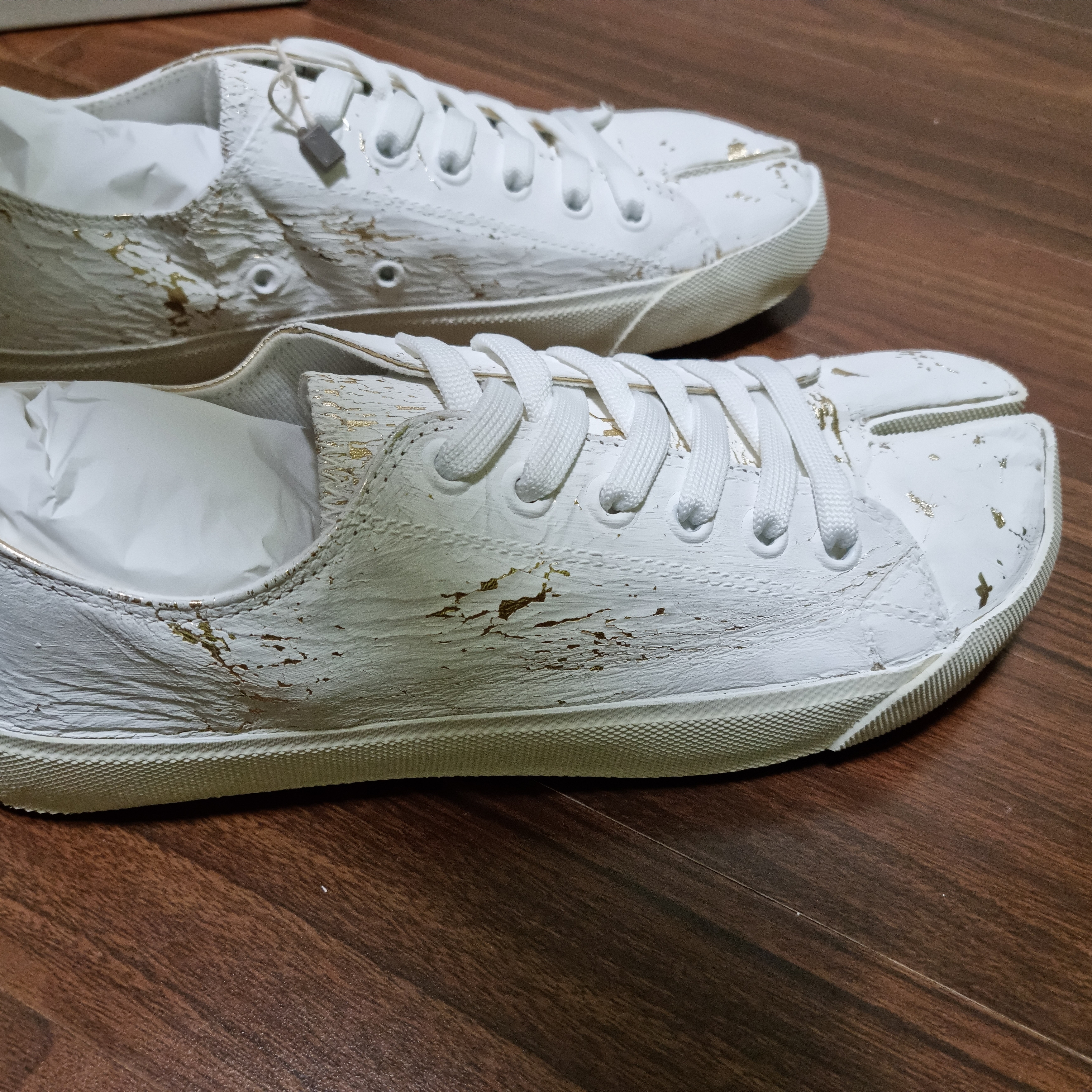 Maison Margiela Tabi Low Cracked Paint White Gold 착용 스타일