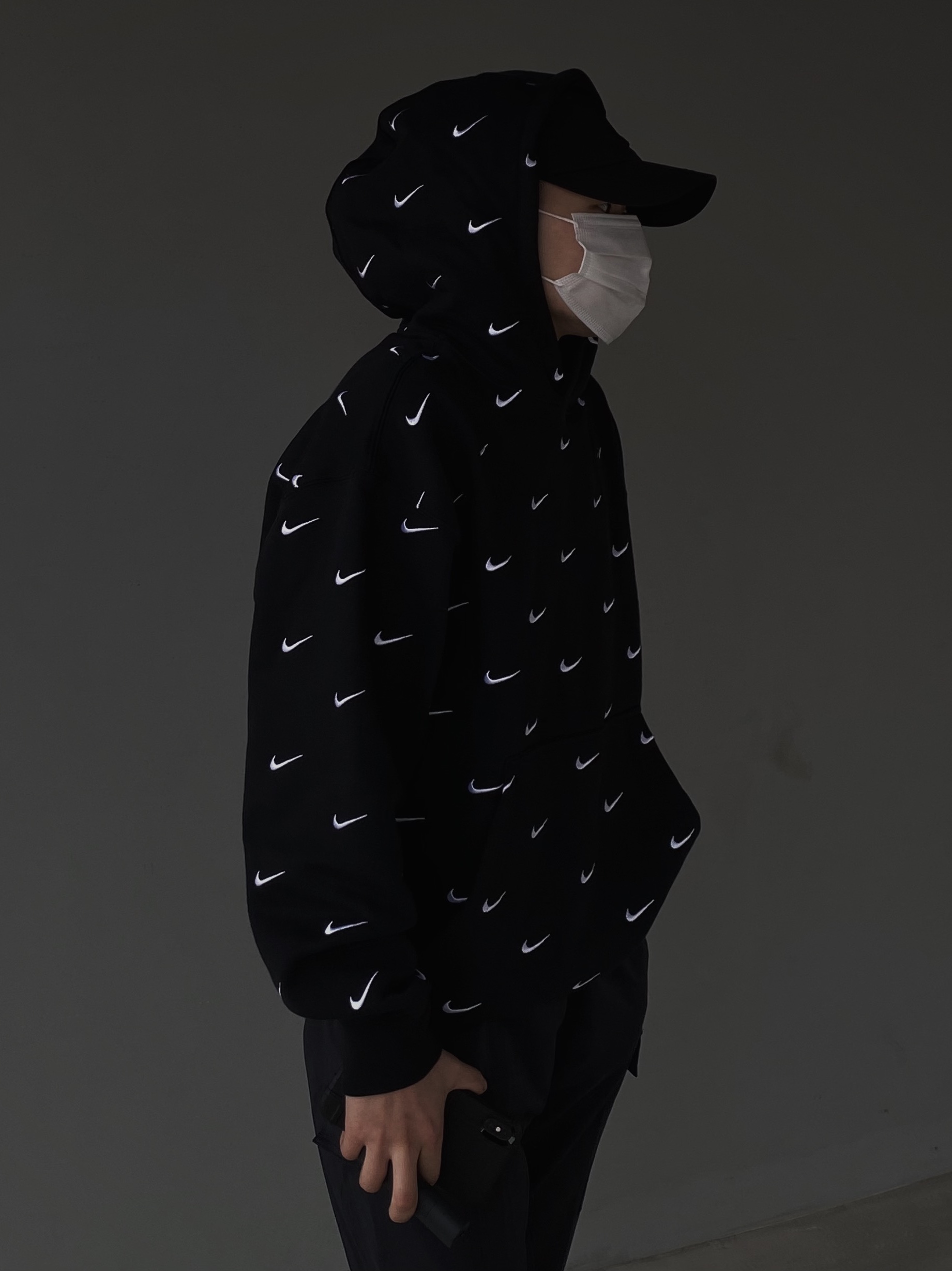 Nike NRG Swoosh Logo Hoodie Black 착용 스타일 - 2