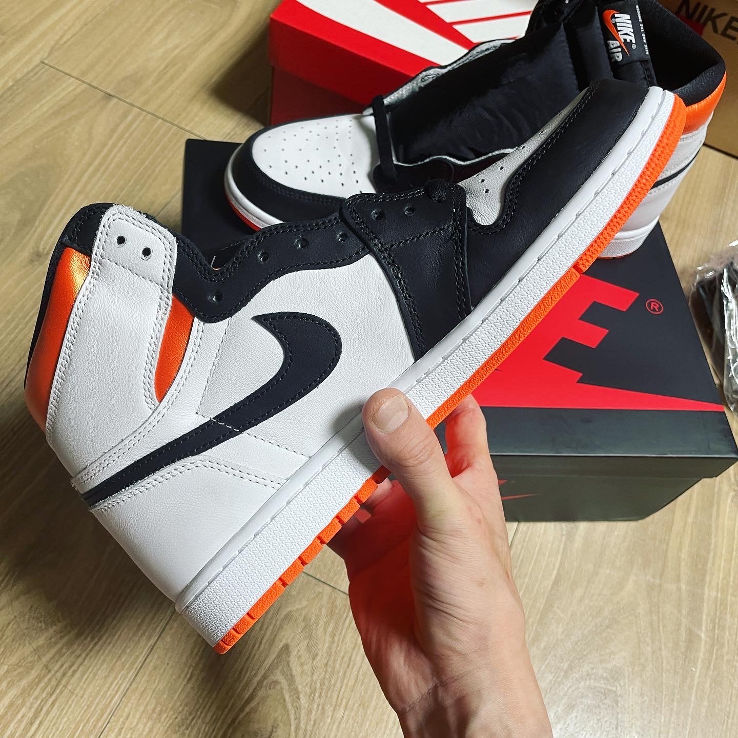 Jordan 1 Retro High OG Electro Orange 착용 스타일 - 3