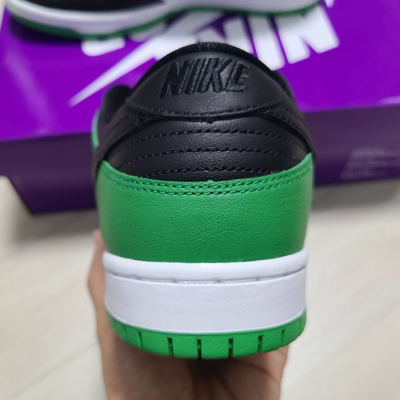 Nike SB Dunk Low Pro Black and Classic Green 착용 스타일 - 3