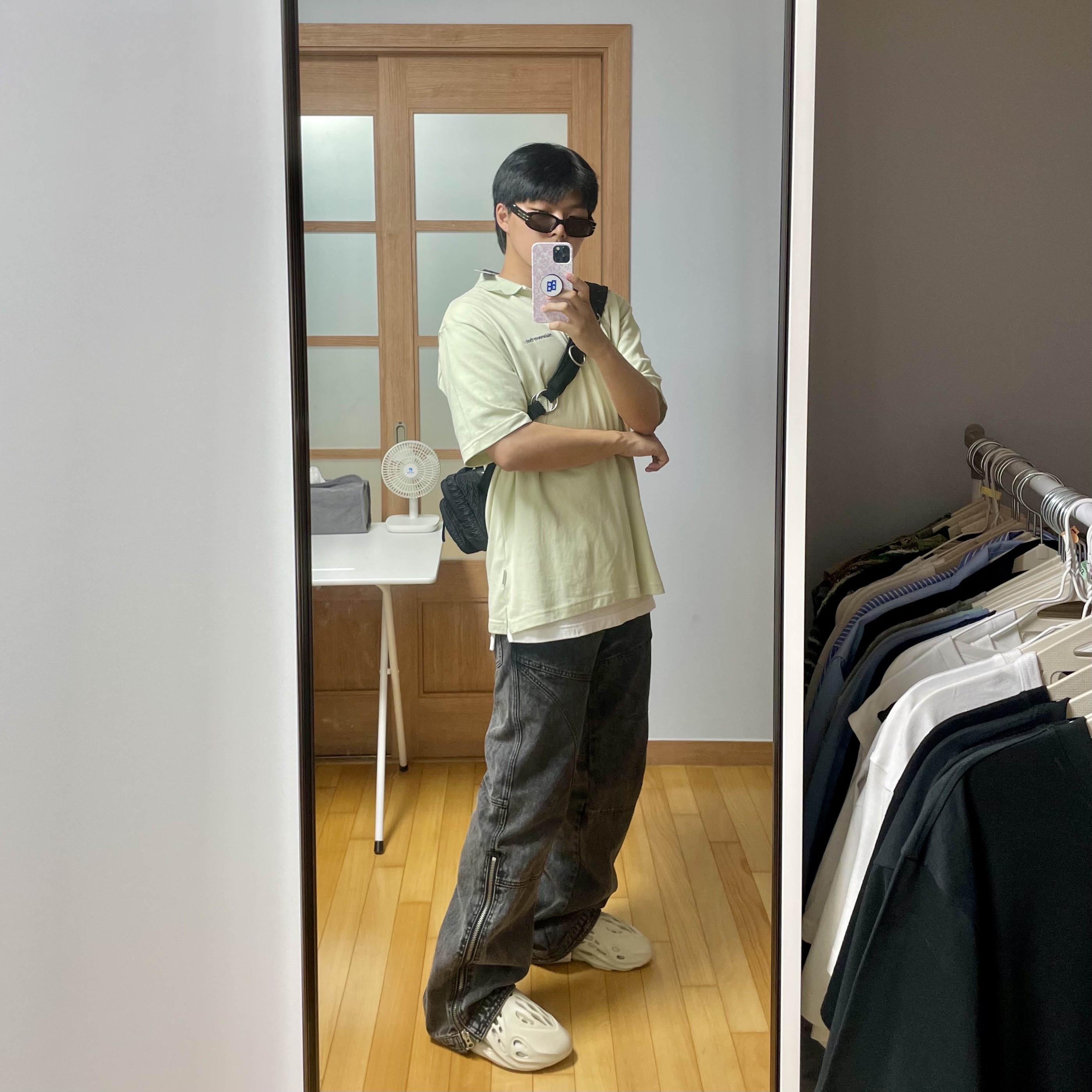Adidas Yeezy Foam RNNR Sand 착용 스타일 - 1