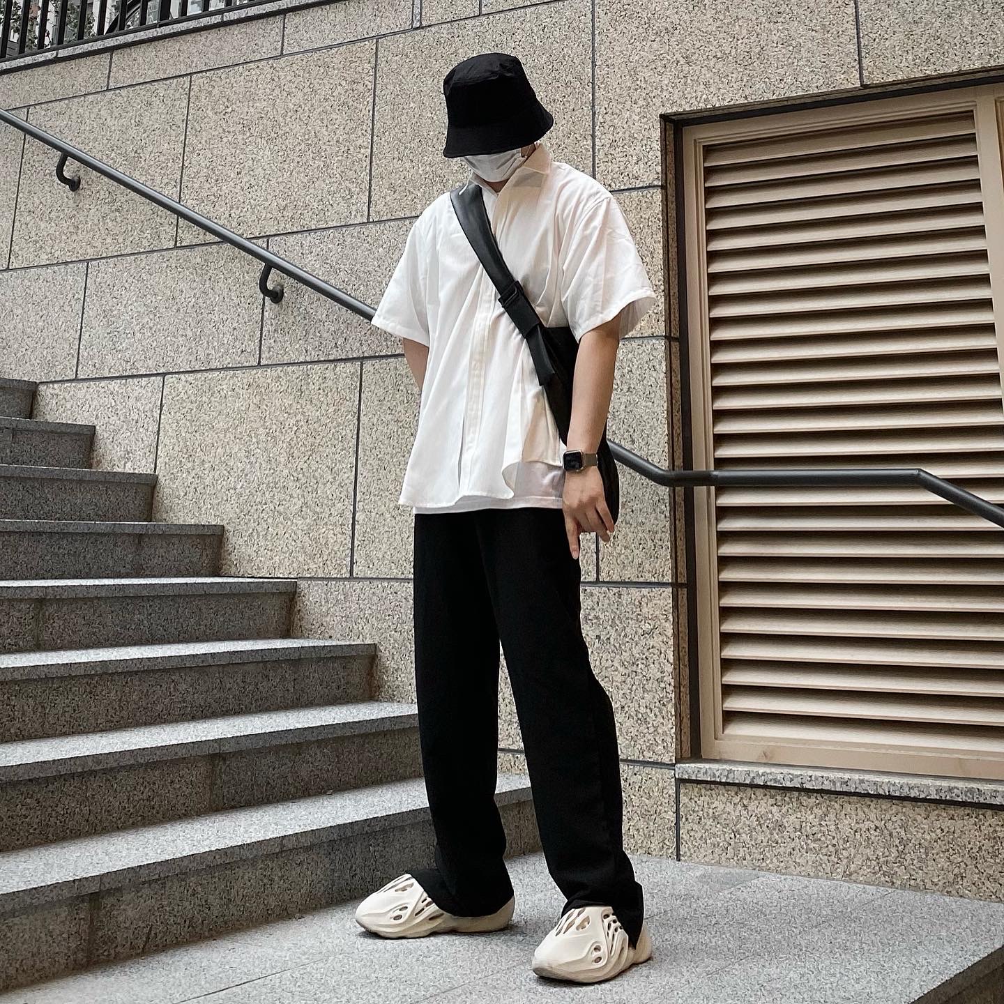 Adidas Yeezy Foam RNNR Sand 착용 스타일 - 1
