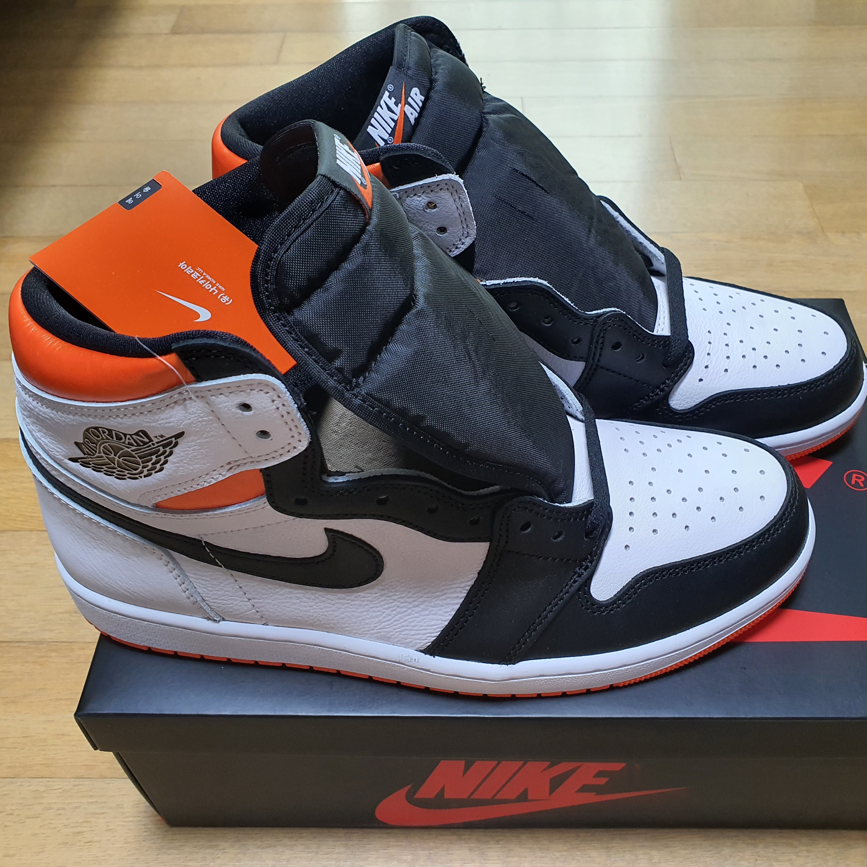 Jordan 1 Retro High OG Electro Orange 착용 스타일 - 2