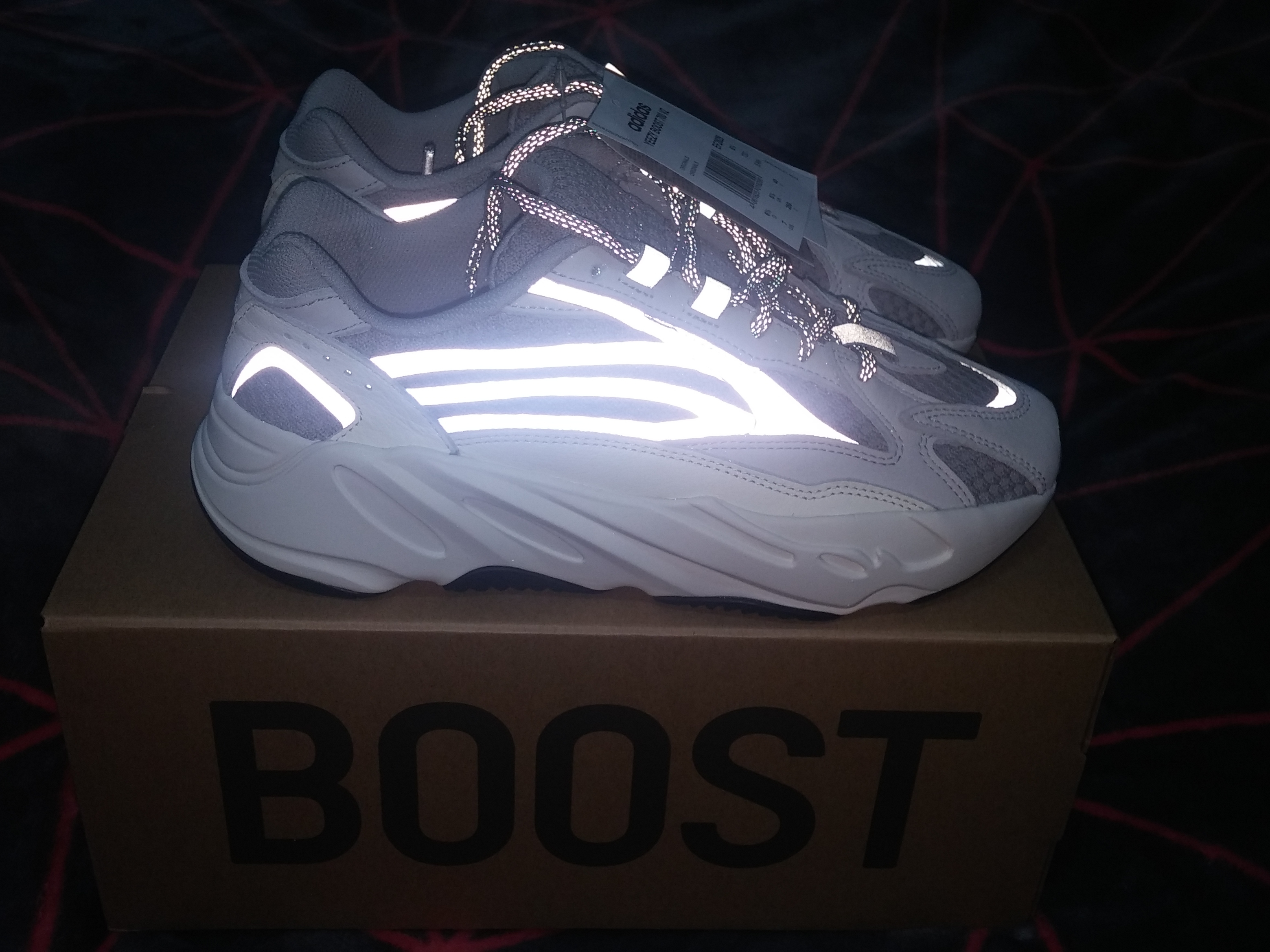 Nike SB Dunk High Dog Walker, Adidas Yeezy Boost 700 V2 Static 2018 착용 스타일 - 2