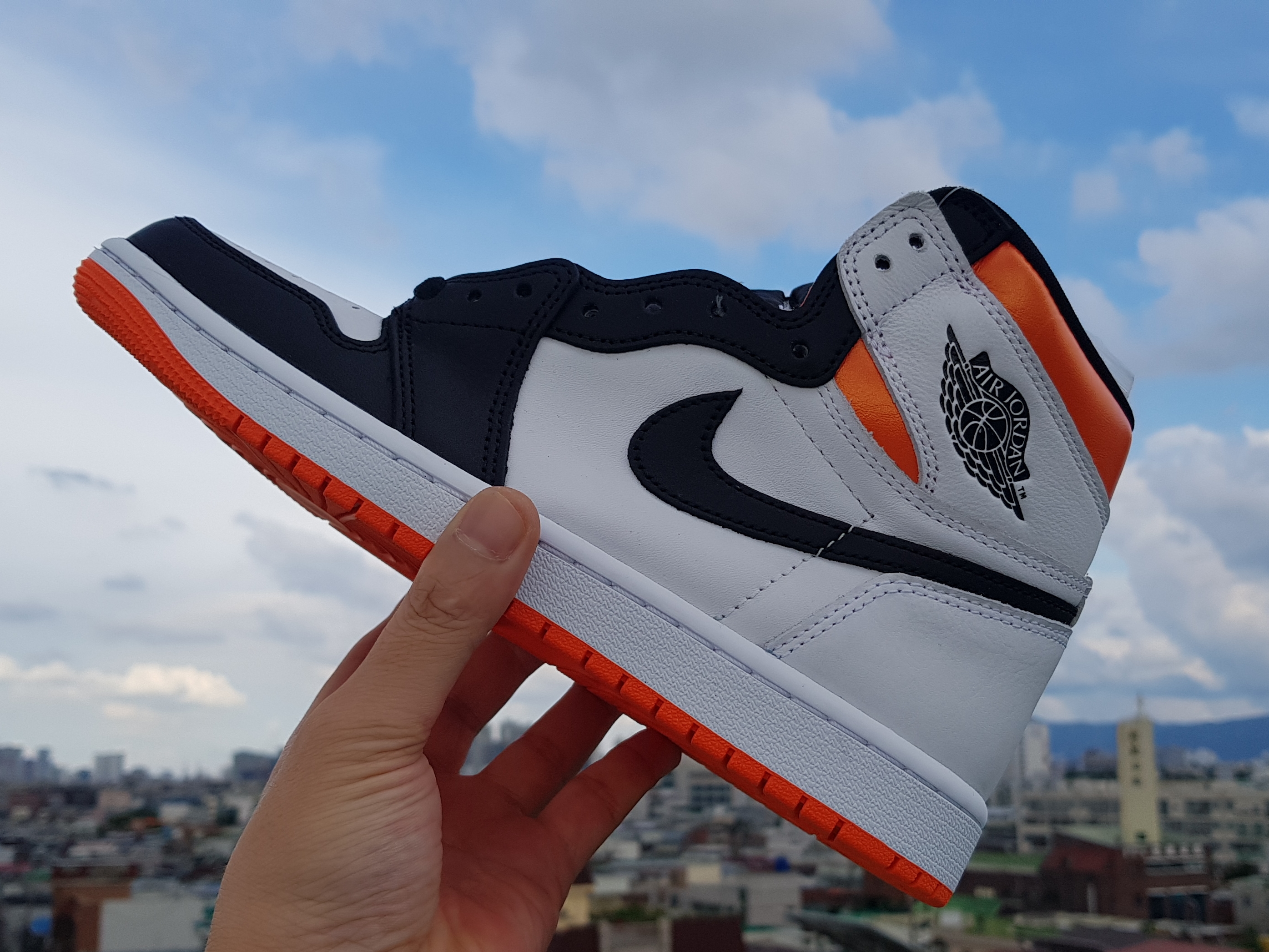 Jordan 1 Retro High OG Electro Orange 착용 스타일