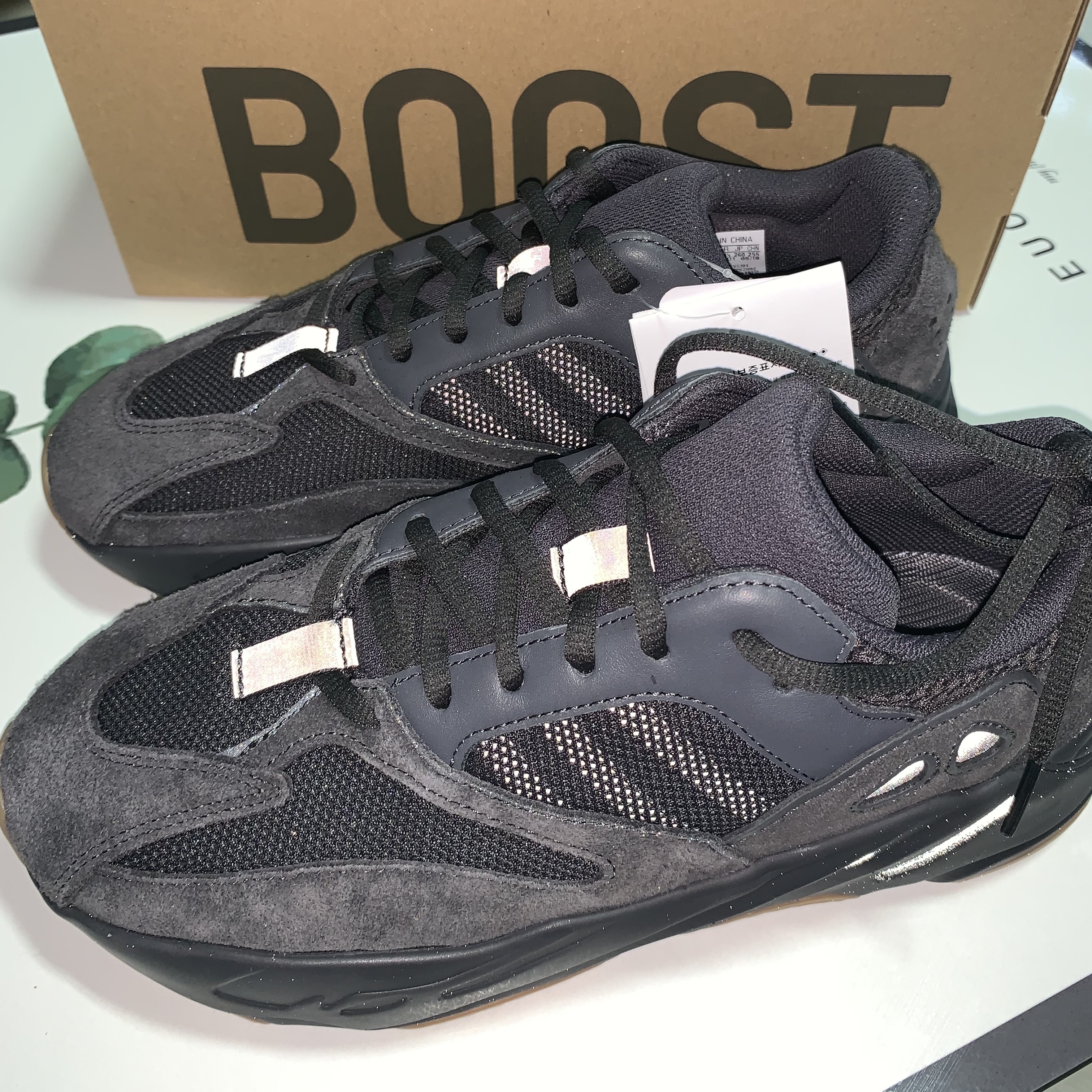 Adidas Yeezy Boost 700 Utility Black 착용 스타일