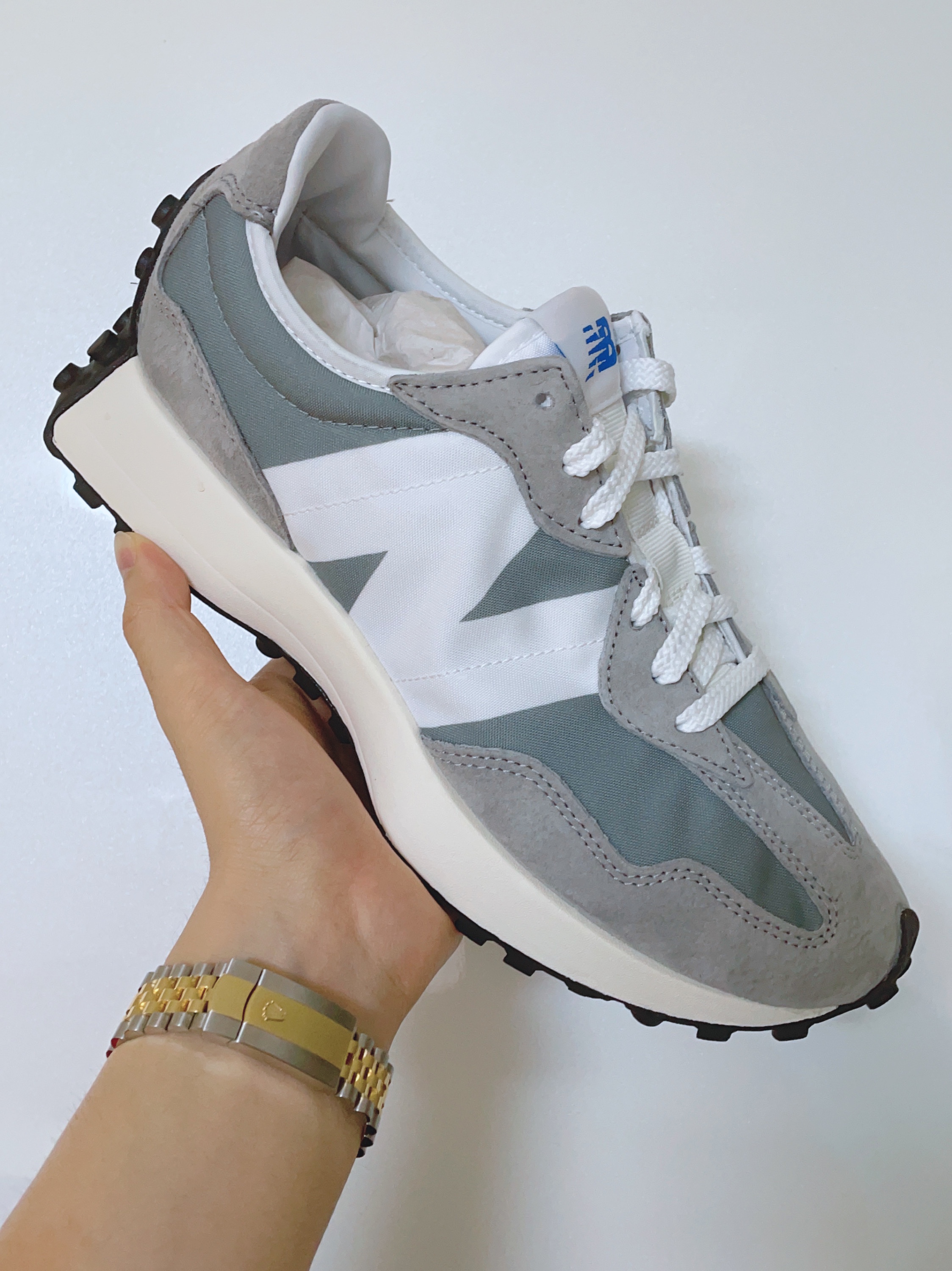 New Balance 327 Grey 착용 스타일