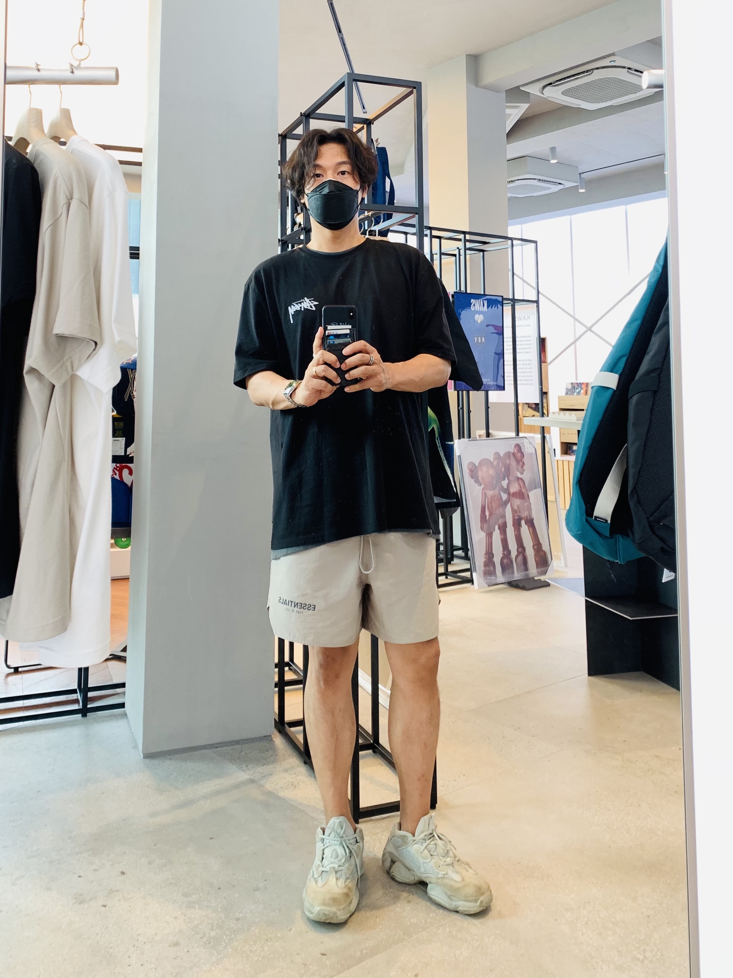 Adidas Yeezy 500 Salt, Essentials Volley Shorts Moss - 21SS 착용 스타일