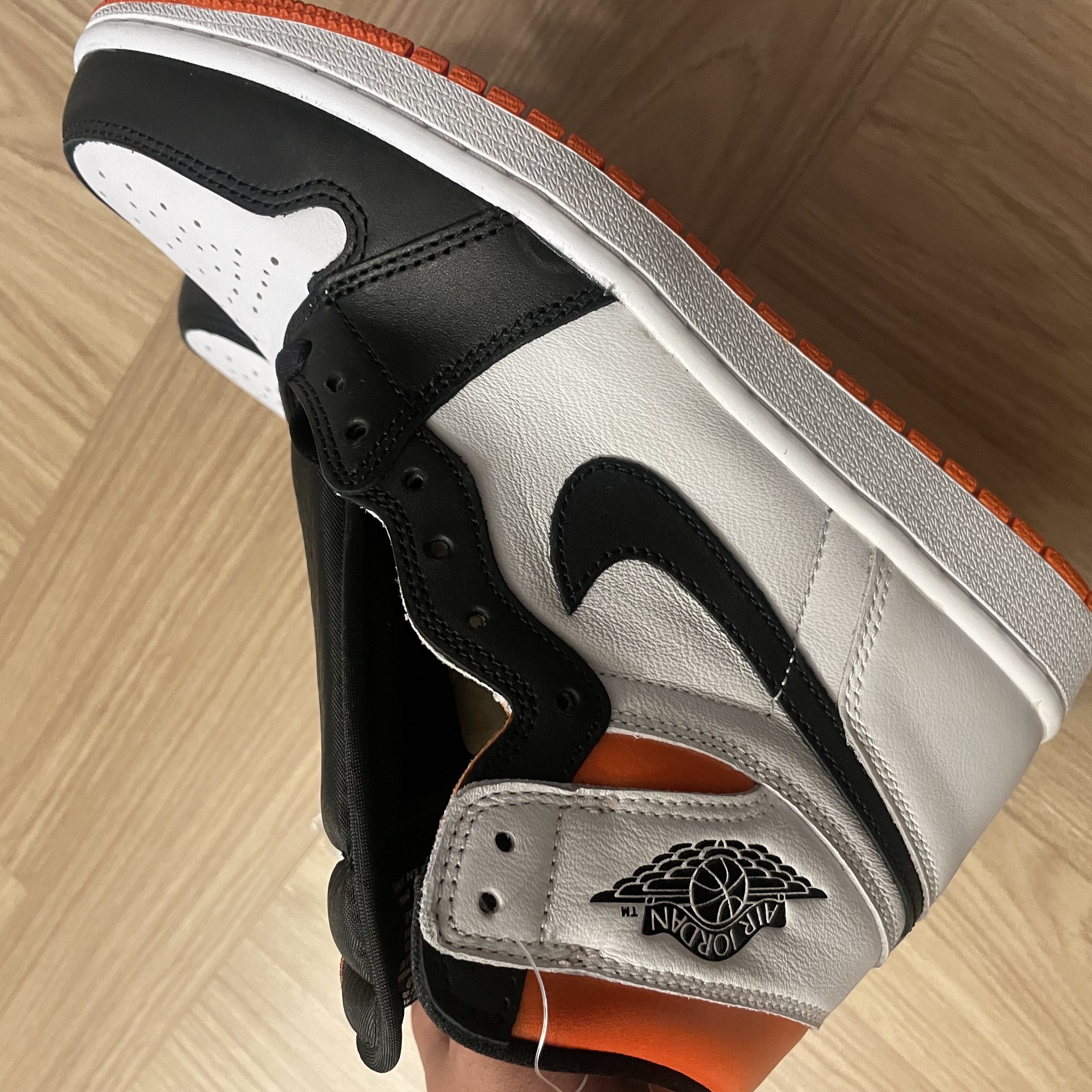Jordan 1 Retro High OG Electro Orange 착용 스타일 - 3