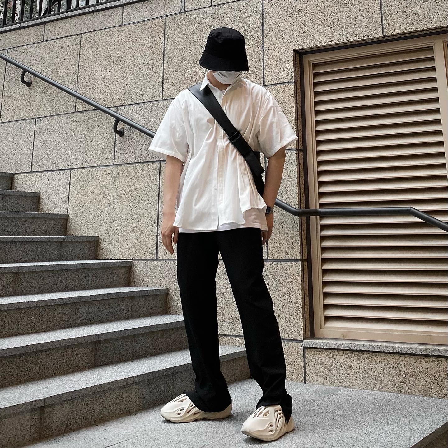 Adidas Yeezy Foam RNNR Sand 착용 스타일 - 2