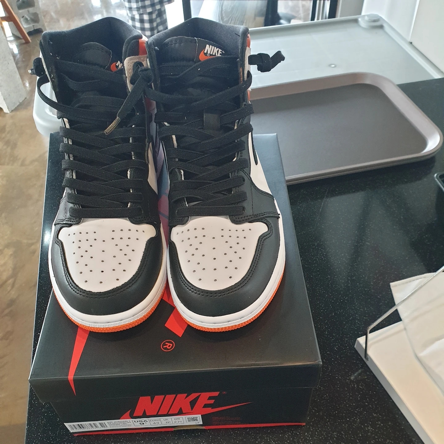 Jordan 1 Retro High OG Electro Orange 착용 스타일 - 2