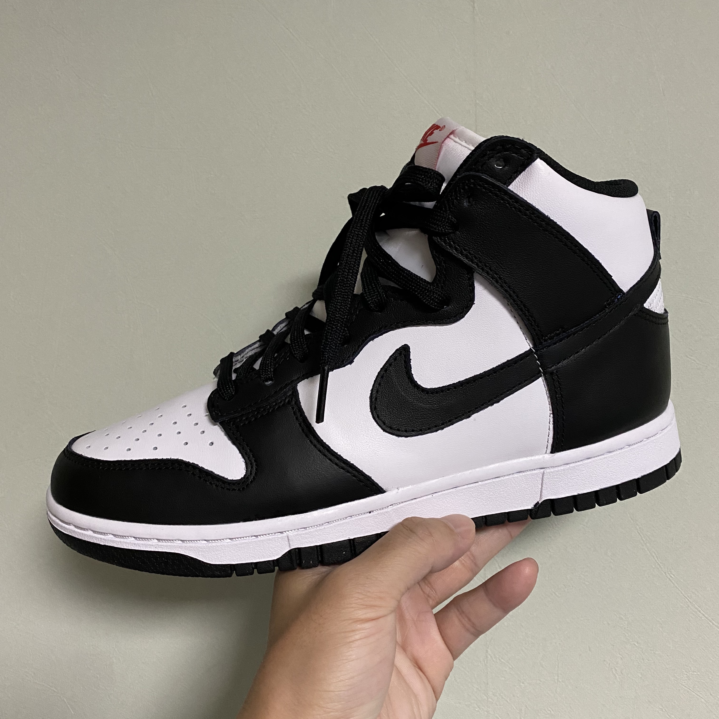 (W) Nike Dunk High Black and White 착용 스타일