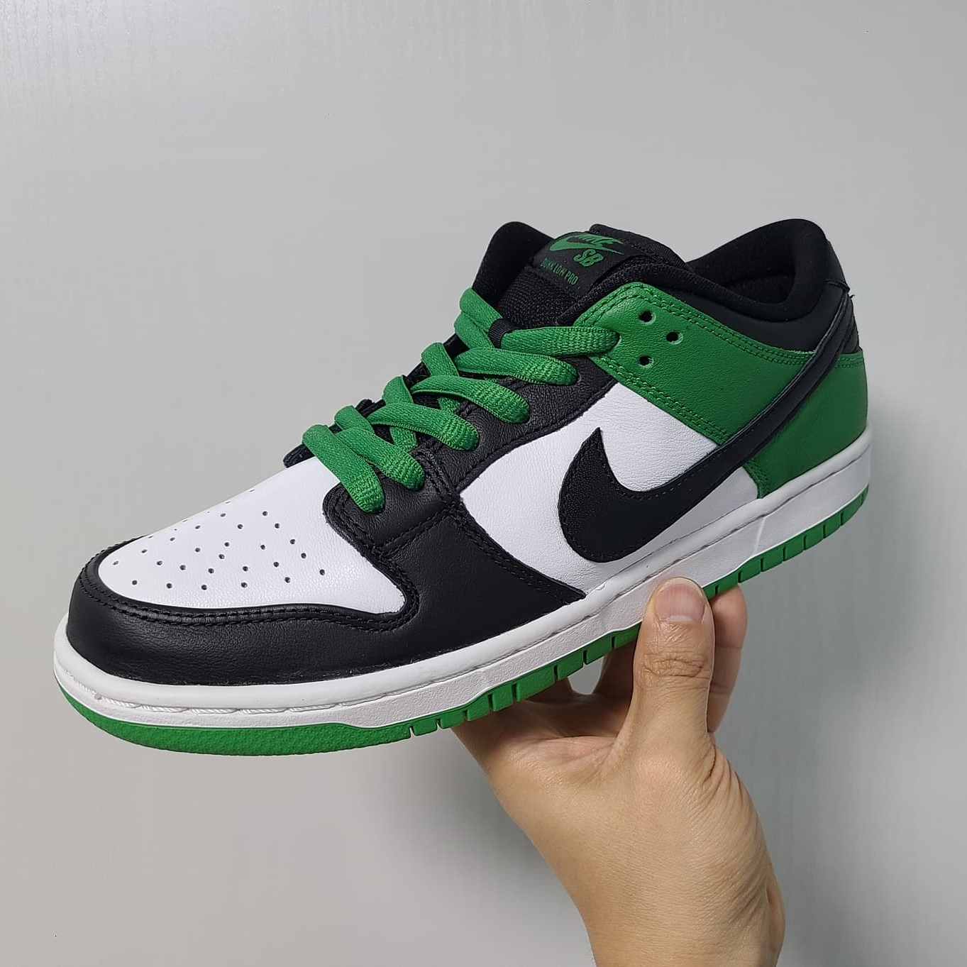 Nike SB Dunk Low Pro Black and Classic Green 착용 스타일 - 1