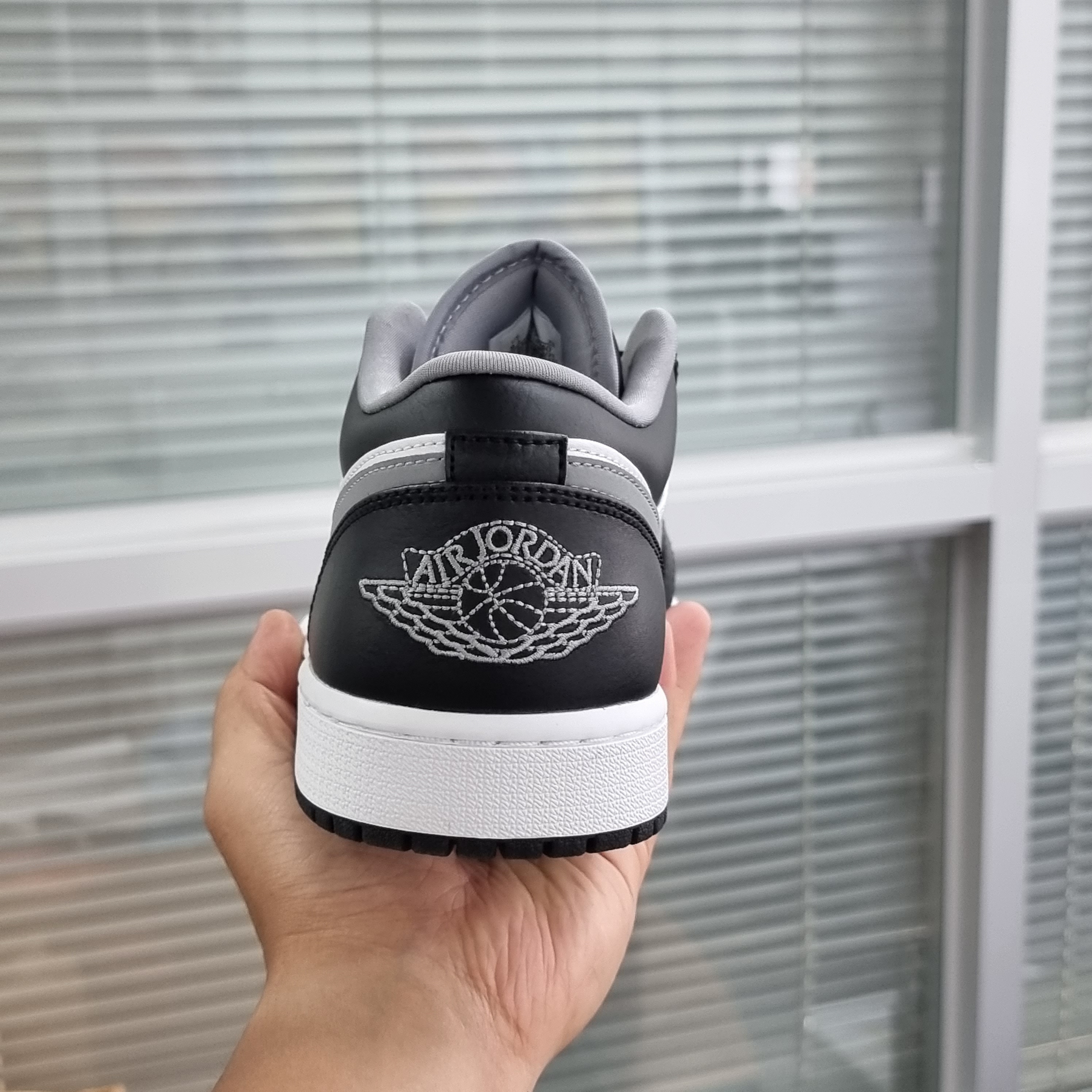 Jordan 1 Low Black Particle Grey 착용 스타일 - 4