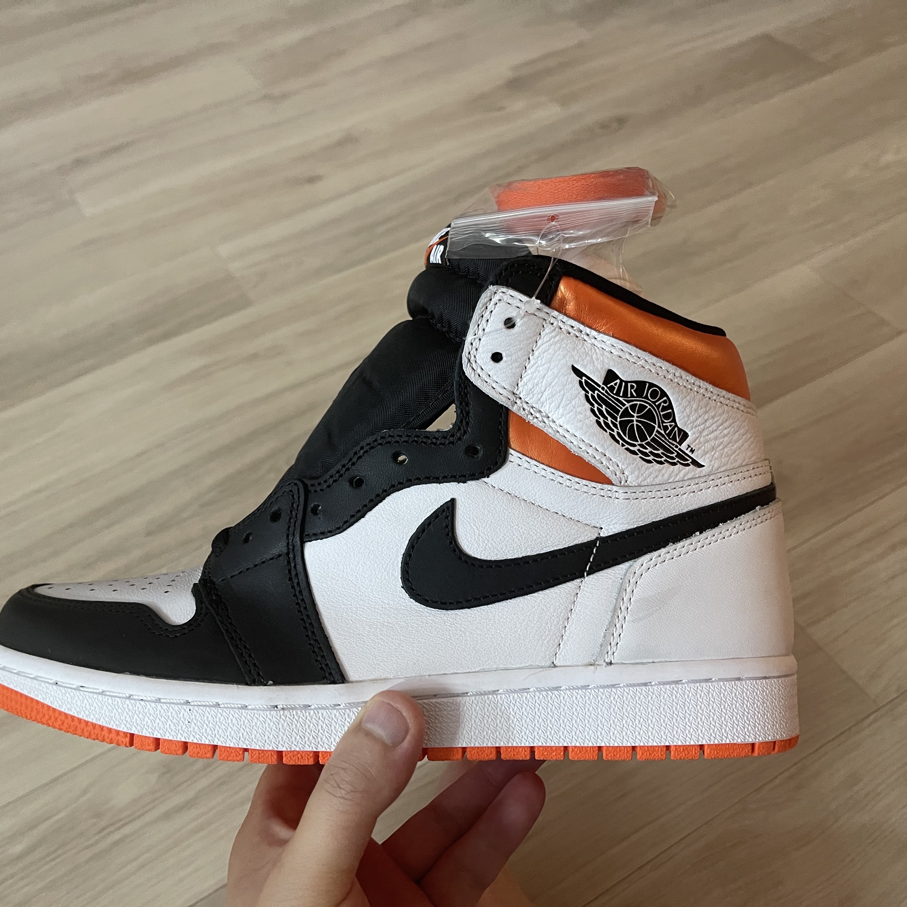 Jordan 1 Retro High OG Electro Orange 착용 스타일 - 2