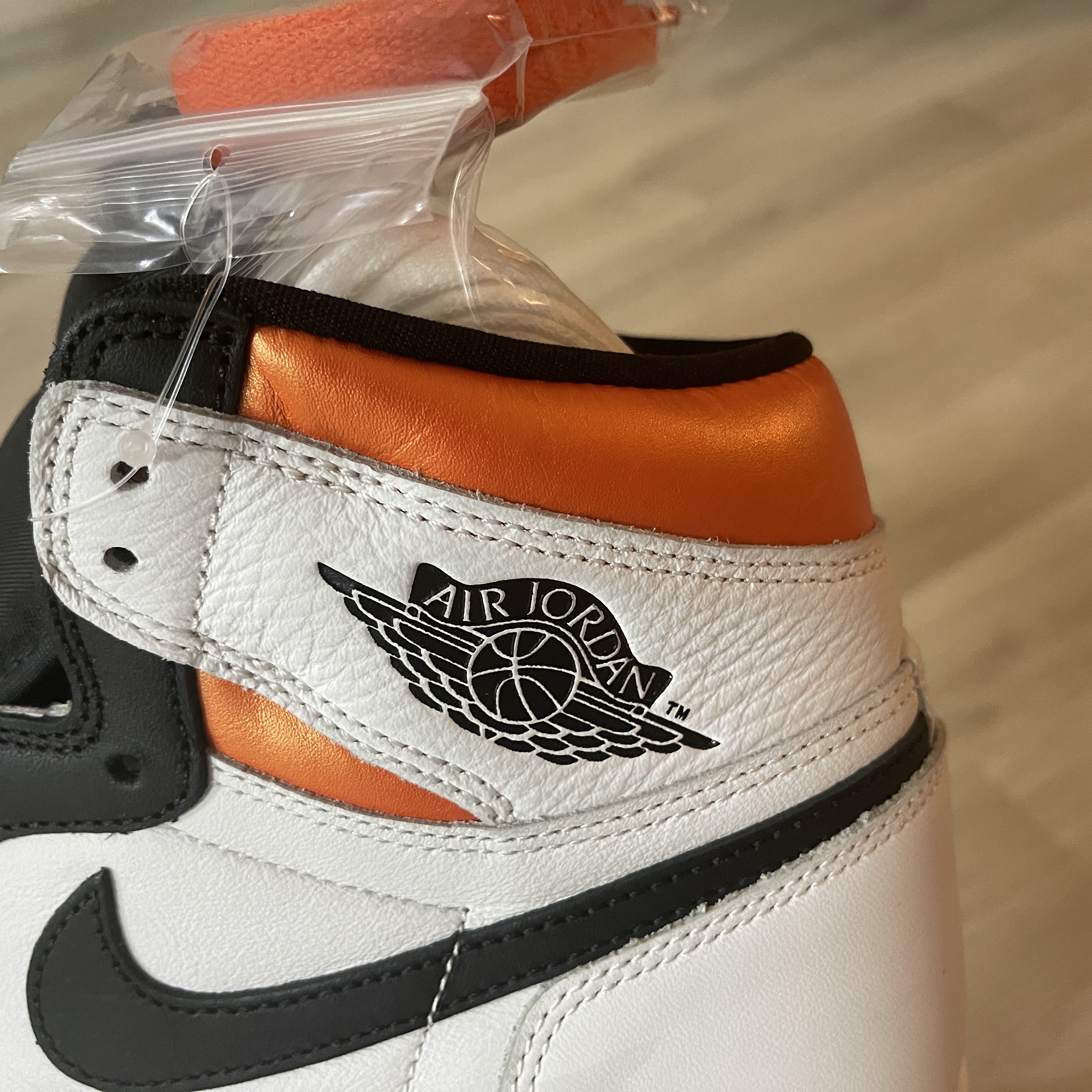 Jordan 1 Retro High OG Electro Orange 착용 스타일 - 3