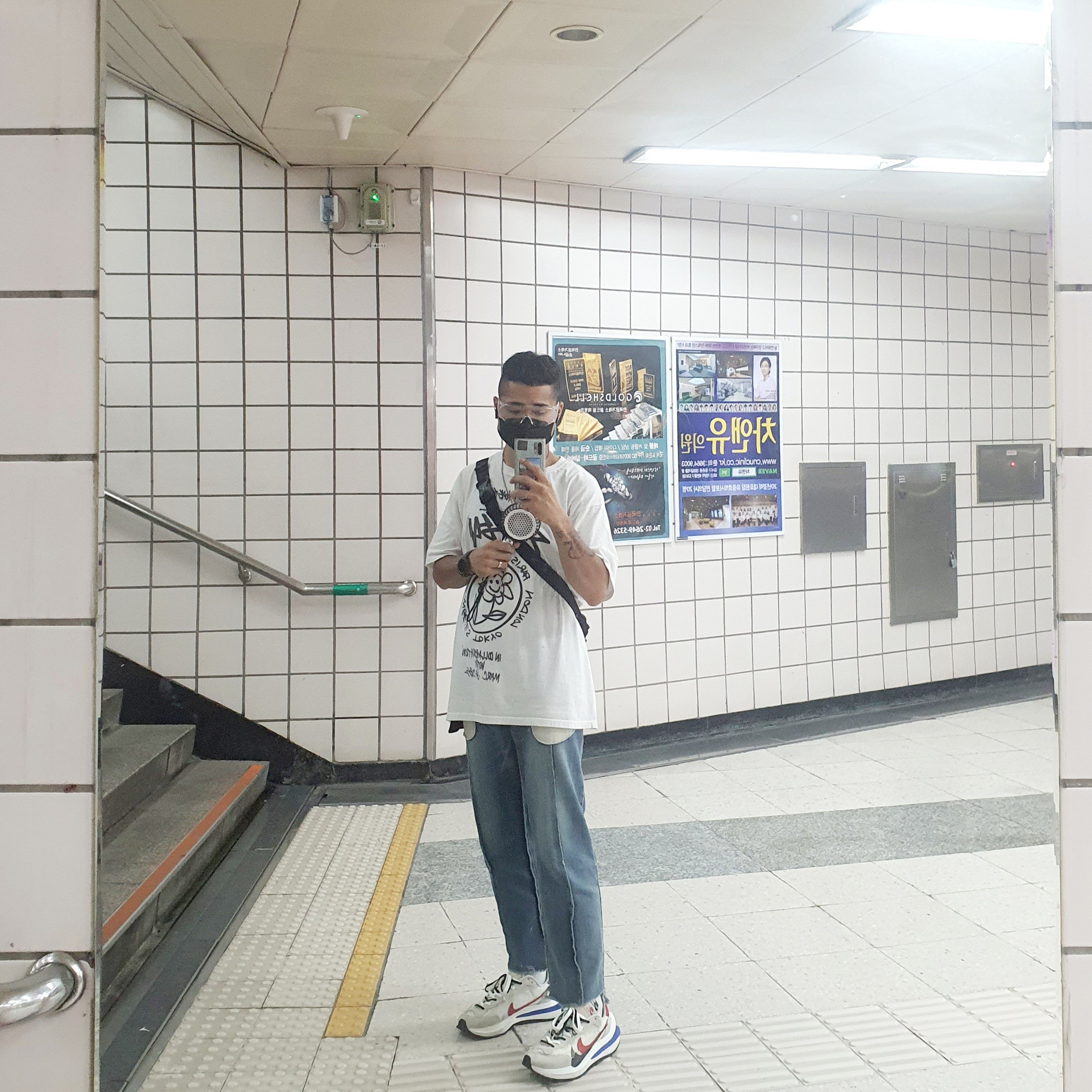 Stussy x Marc Jacobs 40 WT T-Shirt, Nike x Sacai VaporWaffle Royal Fuchsia 착용 스타일