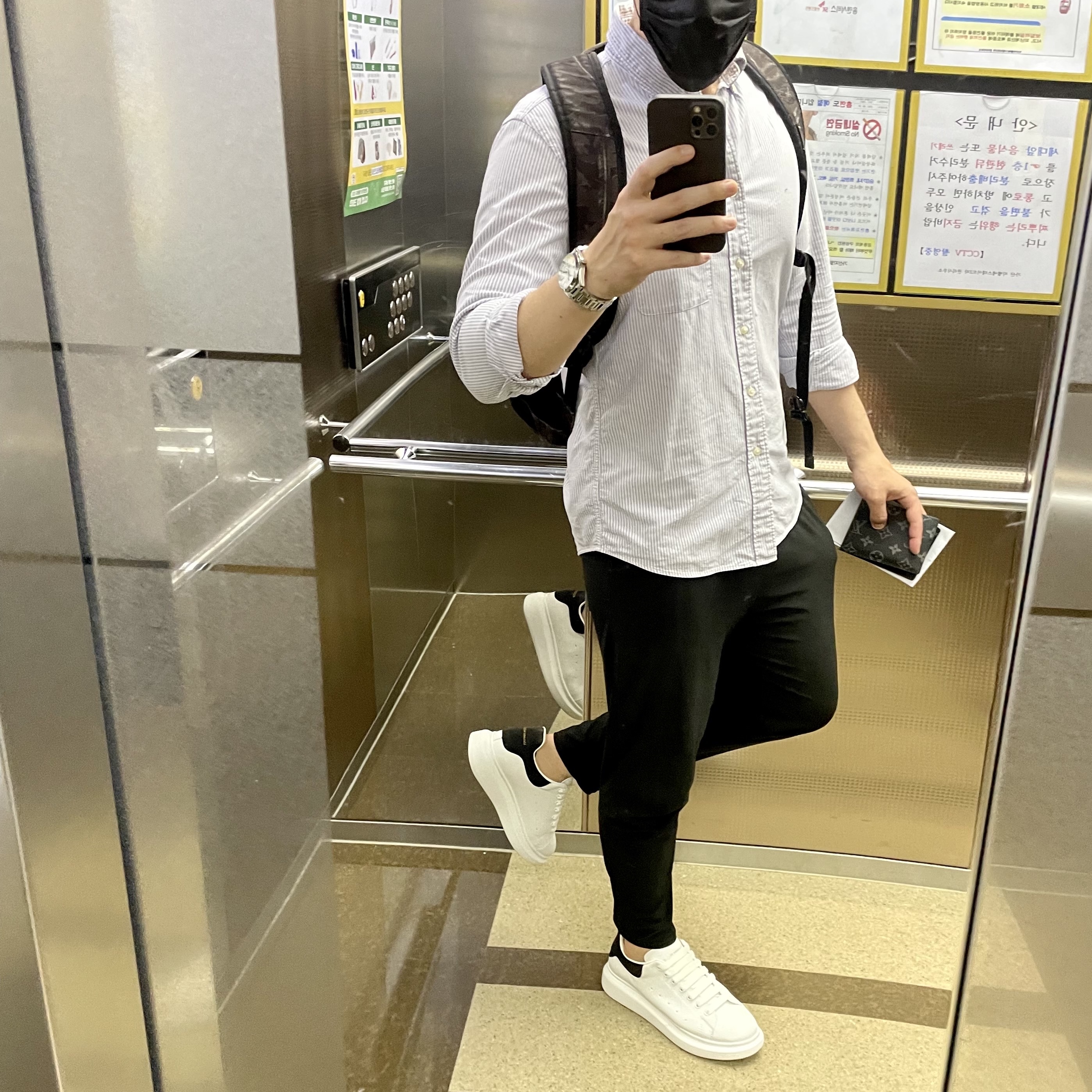 Alexander McQueen Oversized Sneakers White Black 착용 스타일