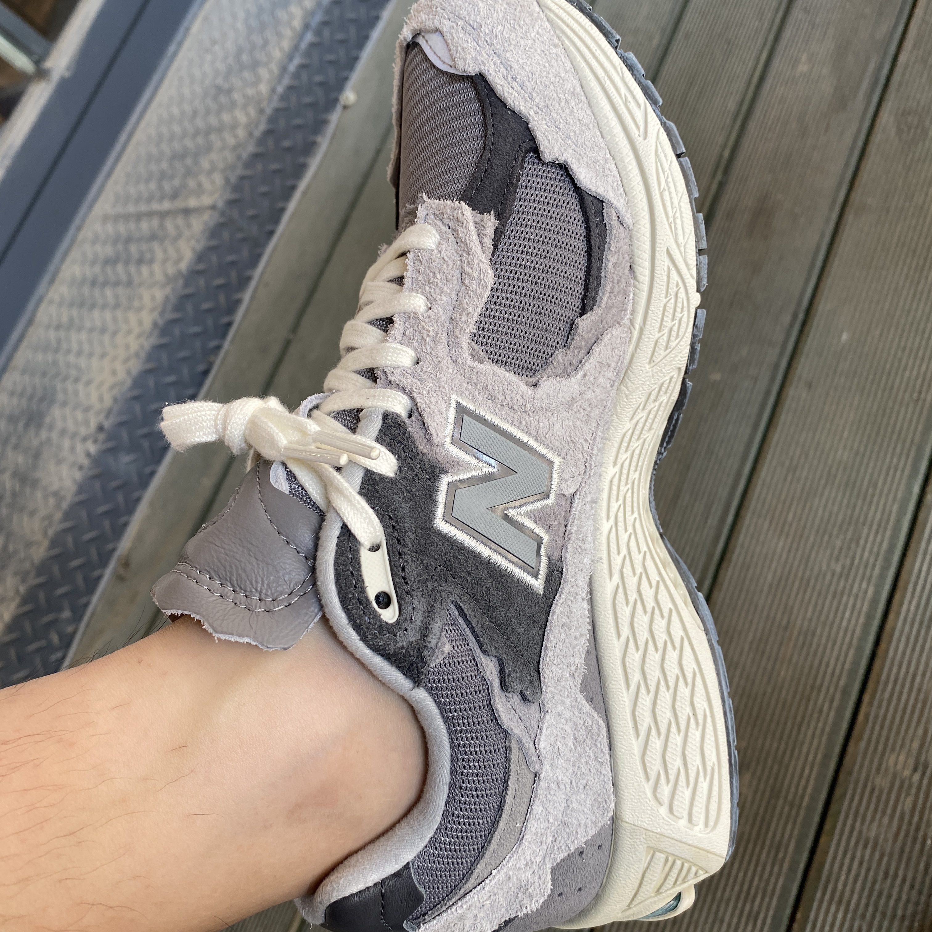 New Balance 2002R Protection Pack Rain Cloud 착용 스타일 - 3