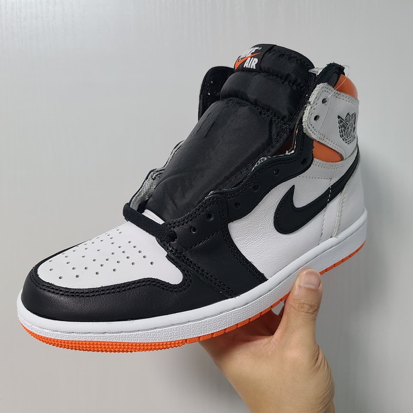 Jordan 1 Retro High OG Electro Orange 착용 스타일 - 1