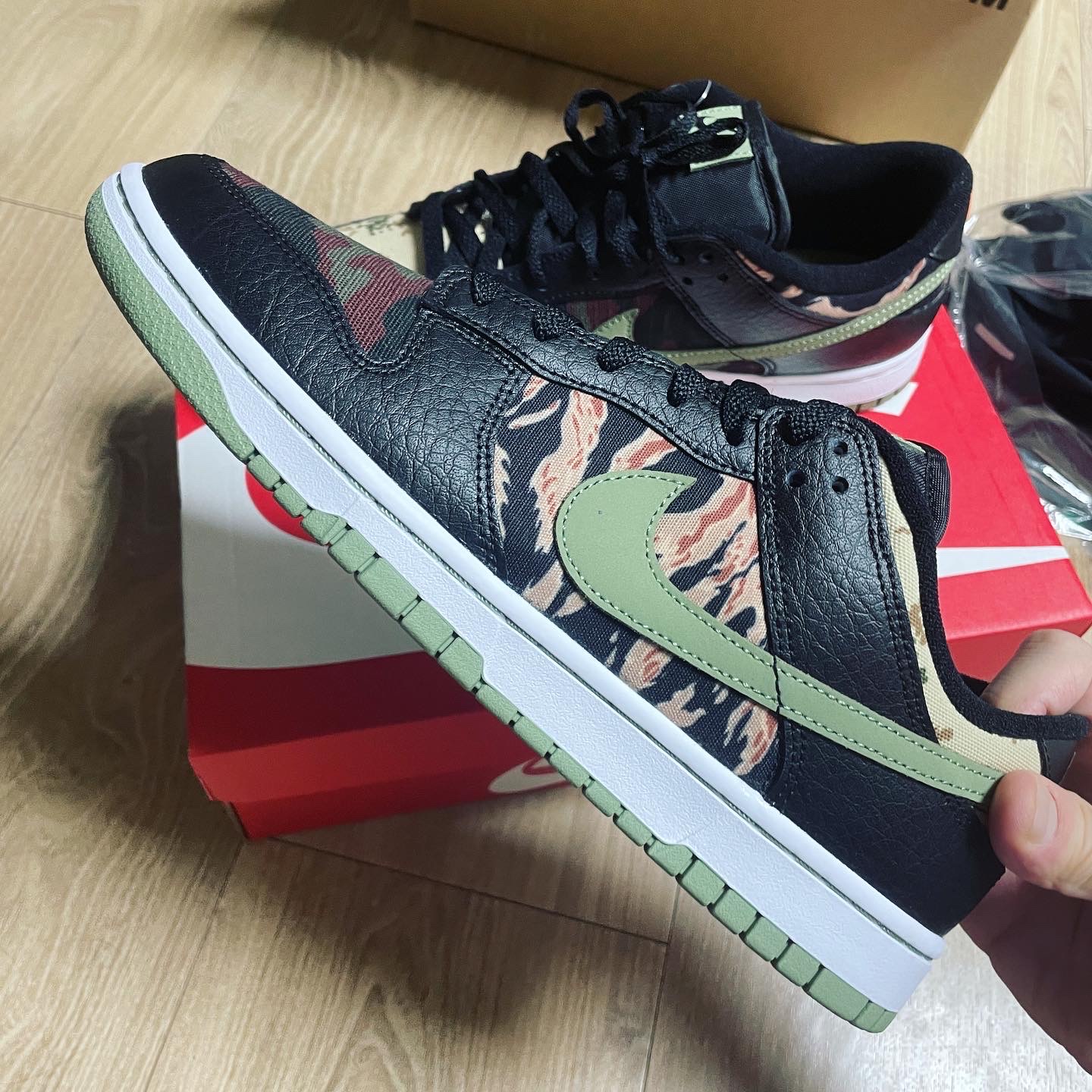 Nike Dunk Low SE Black Multi Camo 착용 스타일 - 2