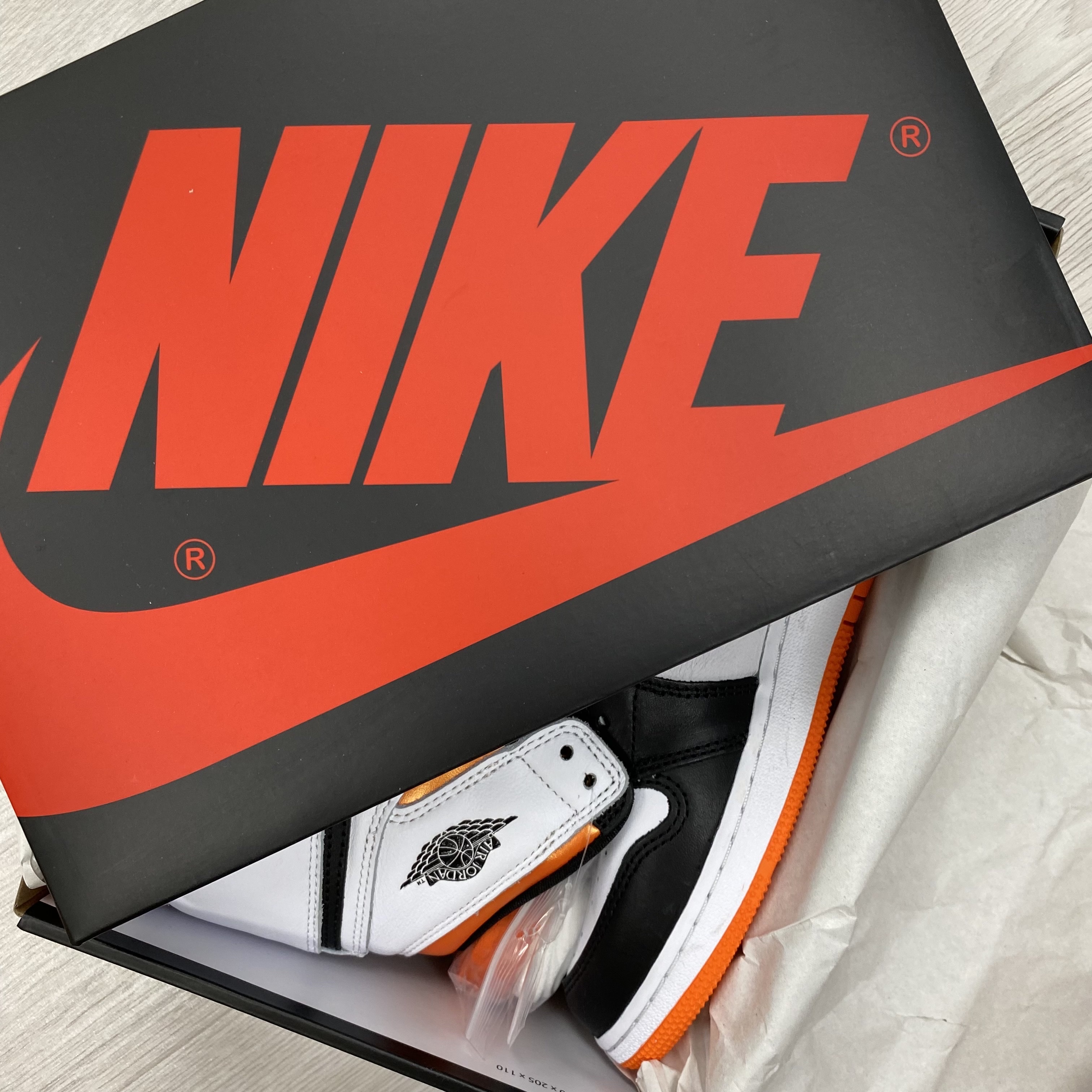 (GS) Jordan 1 Retro High OG Electro Orange 착용 스타일 - 1