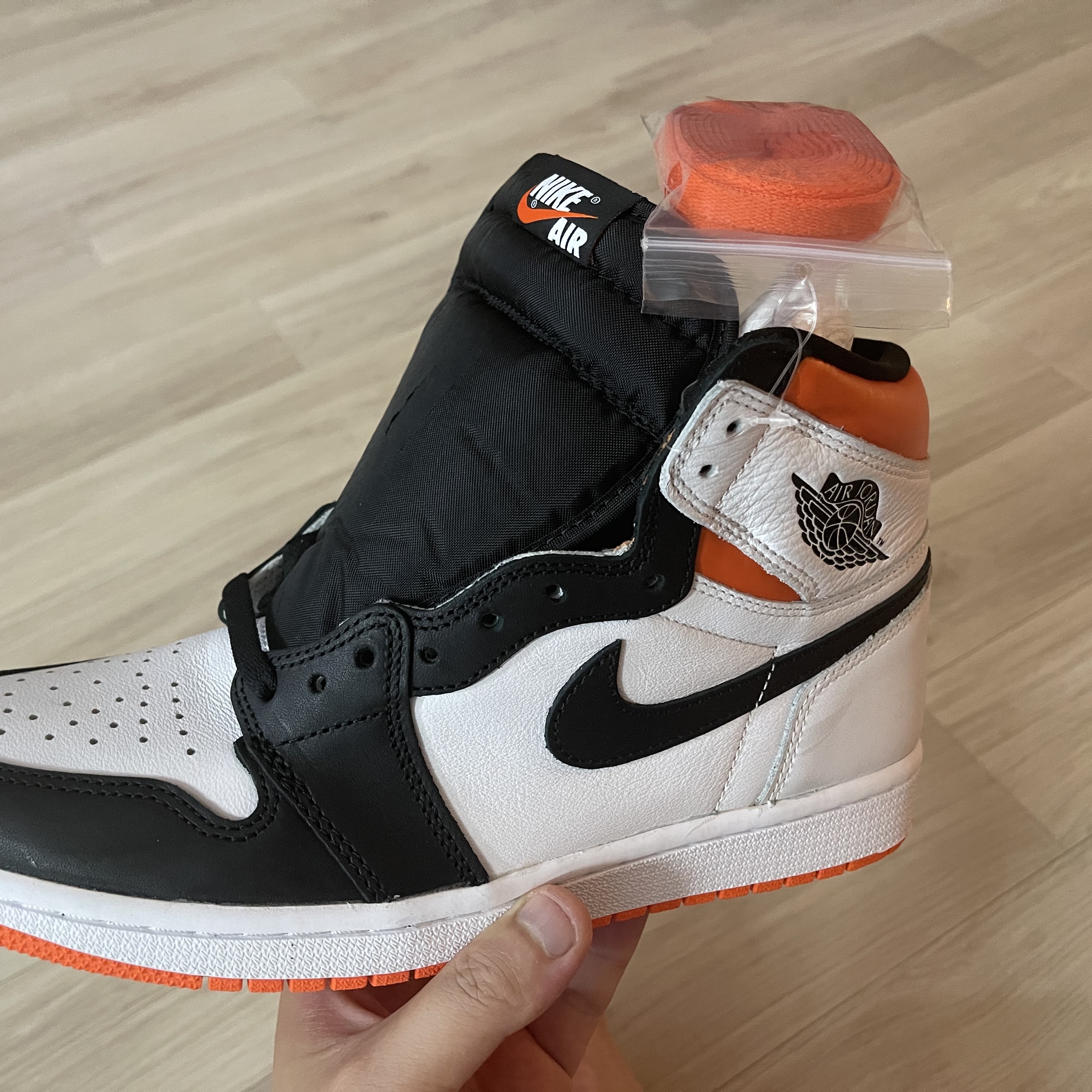 Jordan 1 Retro High OG Electro Orange 착용 스타일 - 1