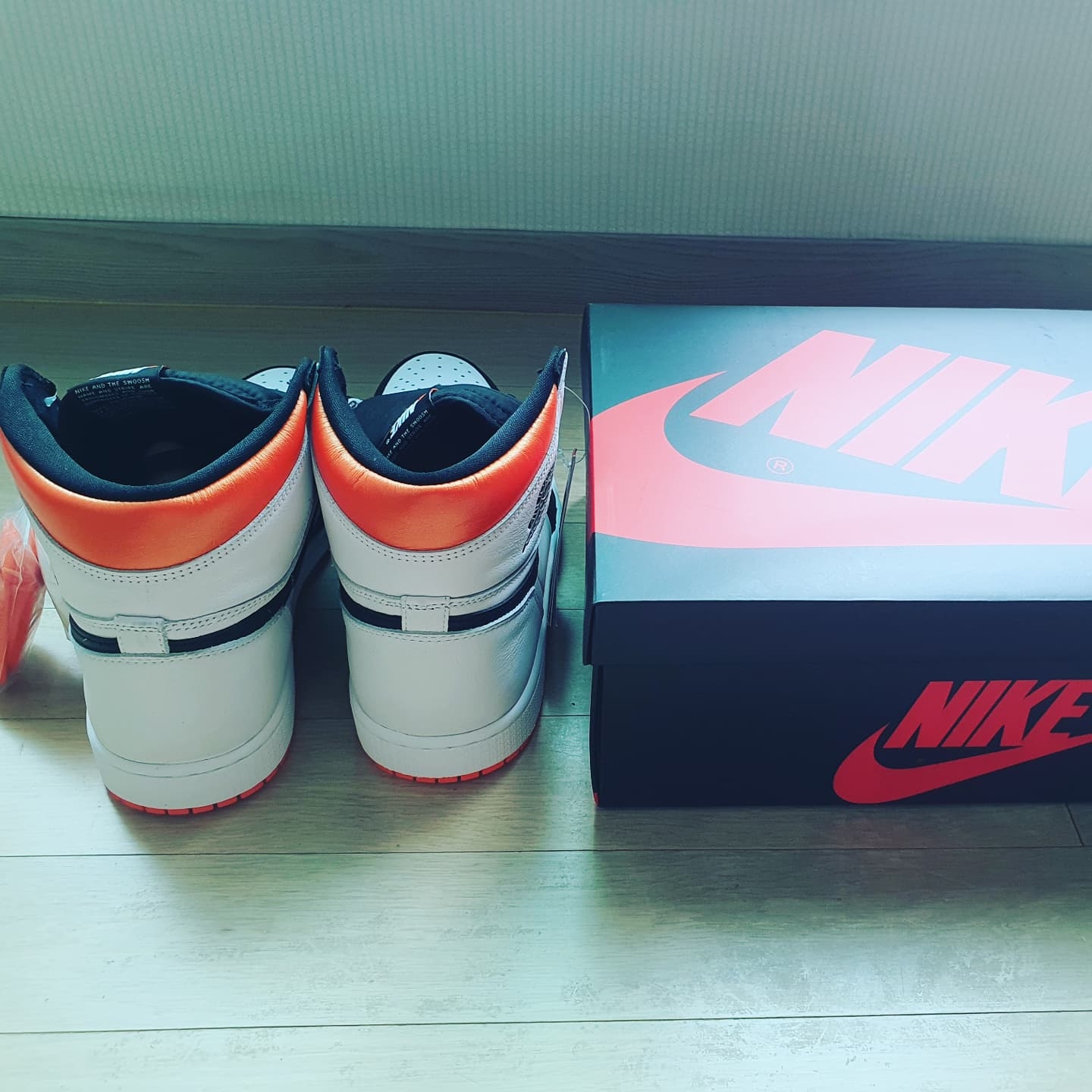 Jordan 1 Retro High OG Electro Orange 착용 스타일 - 3