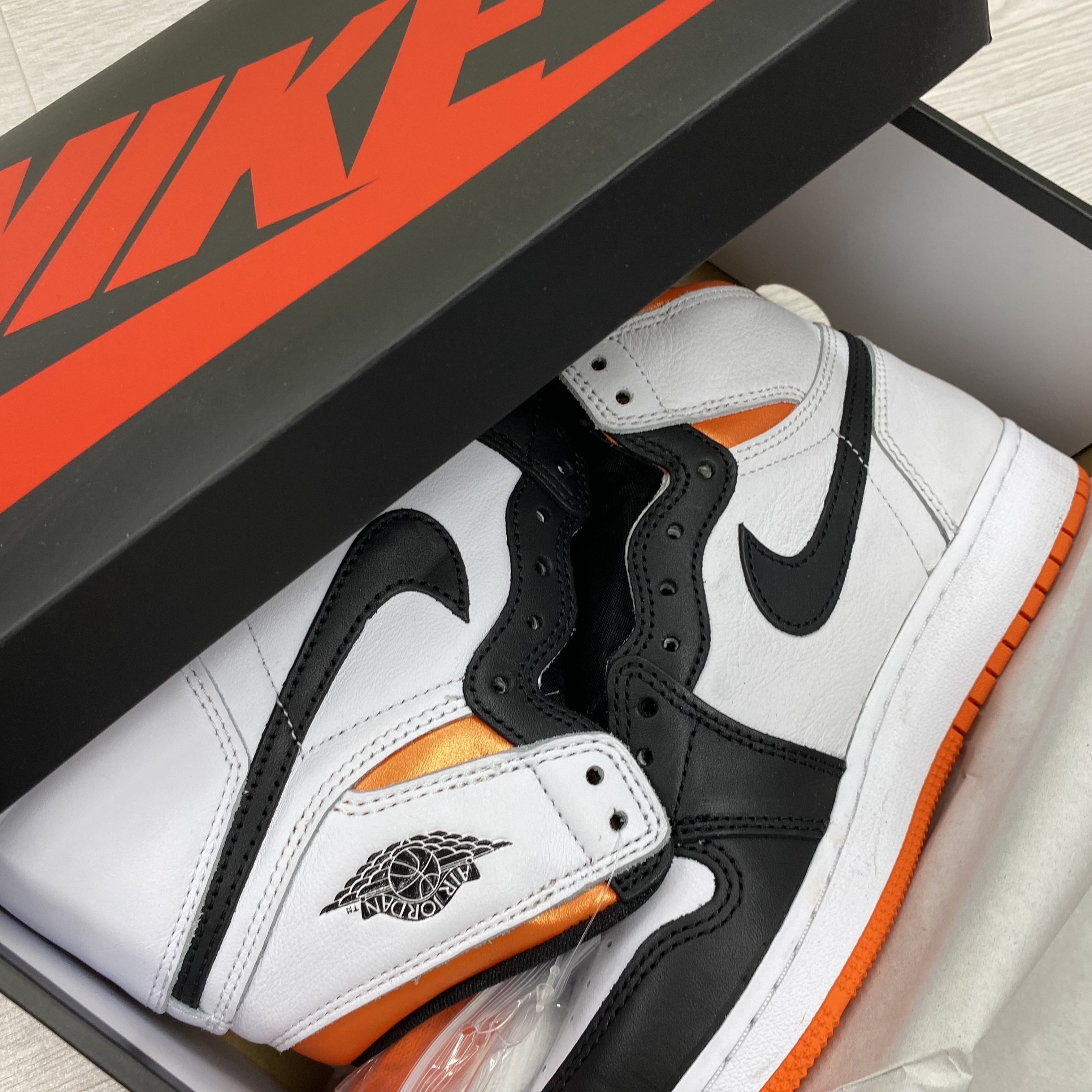 (GS) Jordan 1 Retro High OG Electro Orange 착용 스타일 - 2