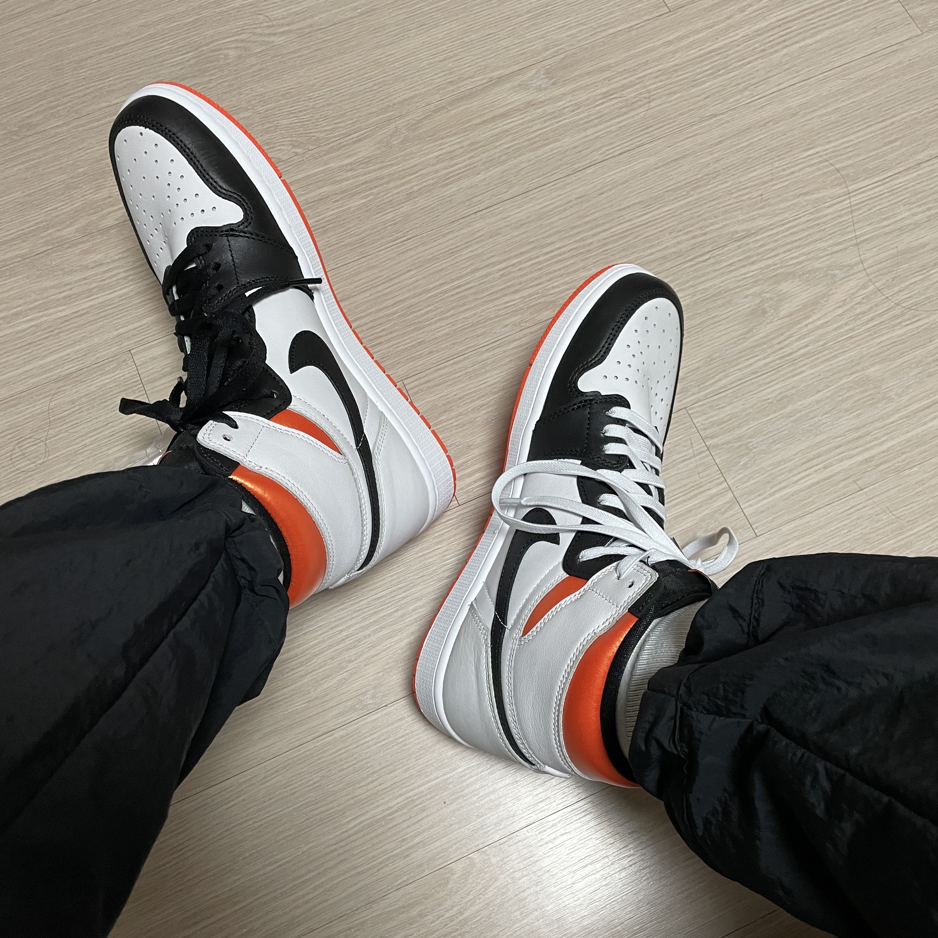 Jordan 1 Retro High OG Electro Orange 착용 스타일