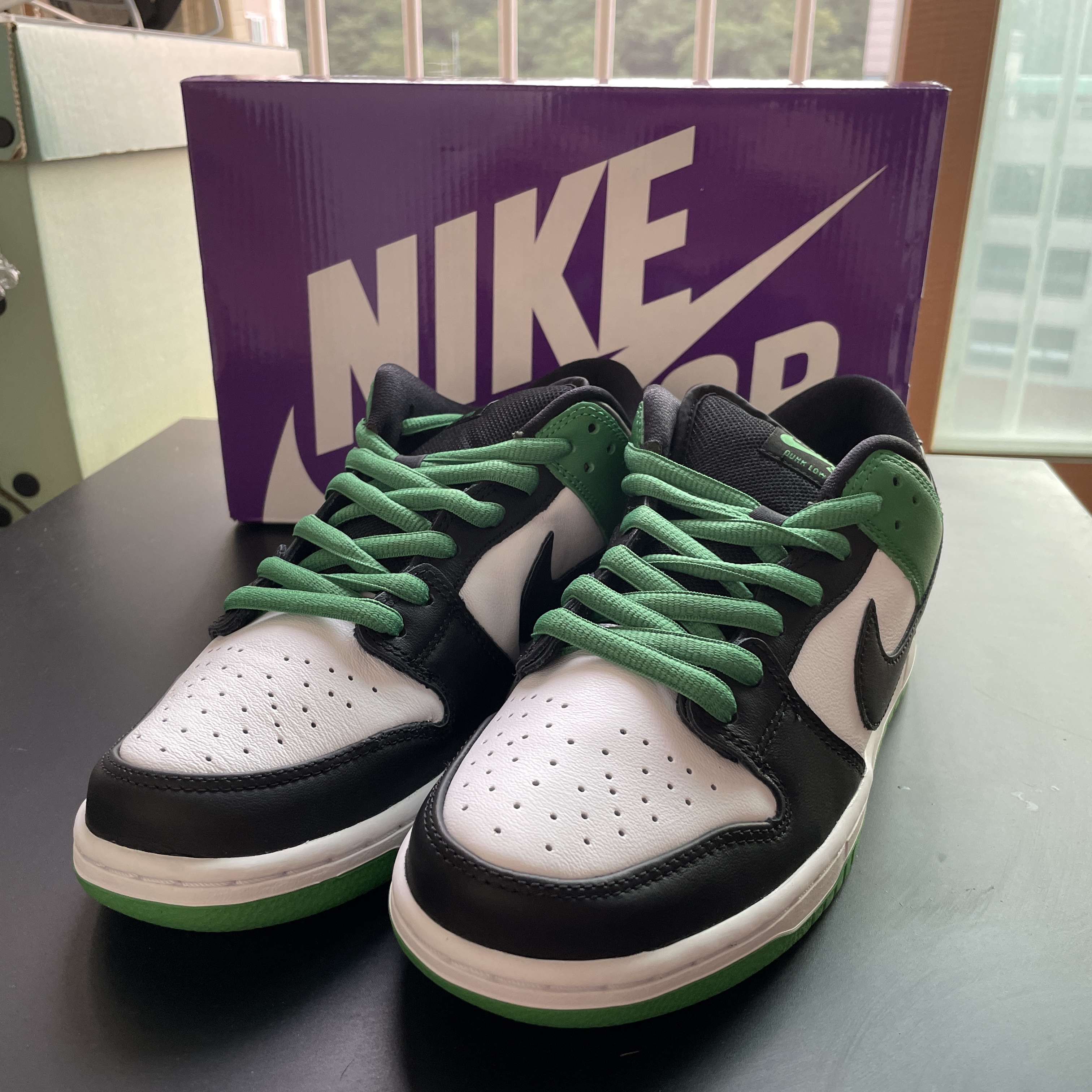 Nike SB Dunk Low Pro Black and Classic Green 착용 스타일 - 2