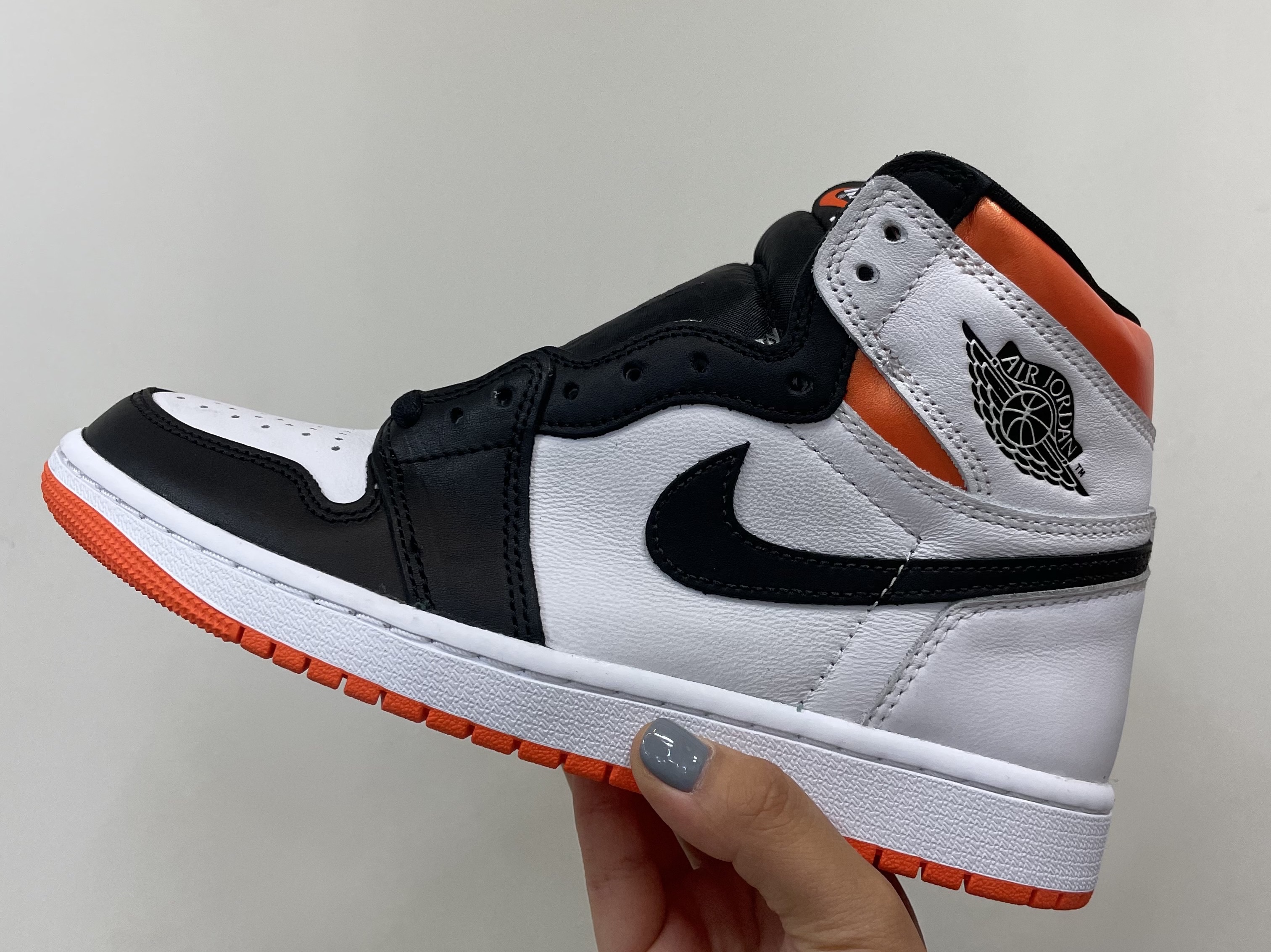 Jordan 1 Retro High OG Electro Orange 착용 스타일