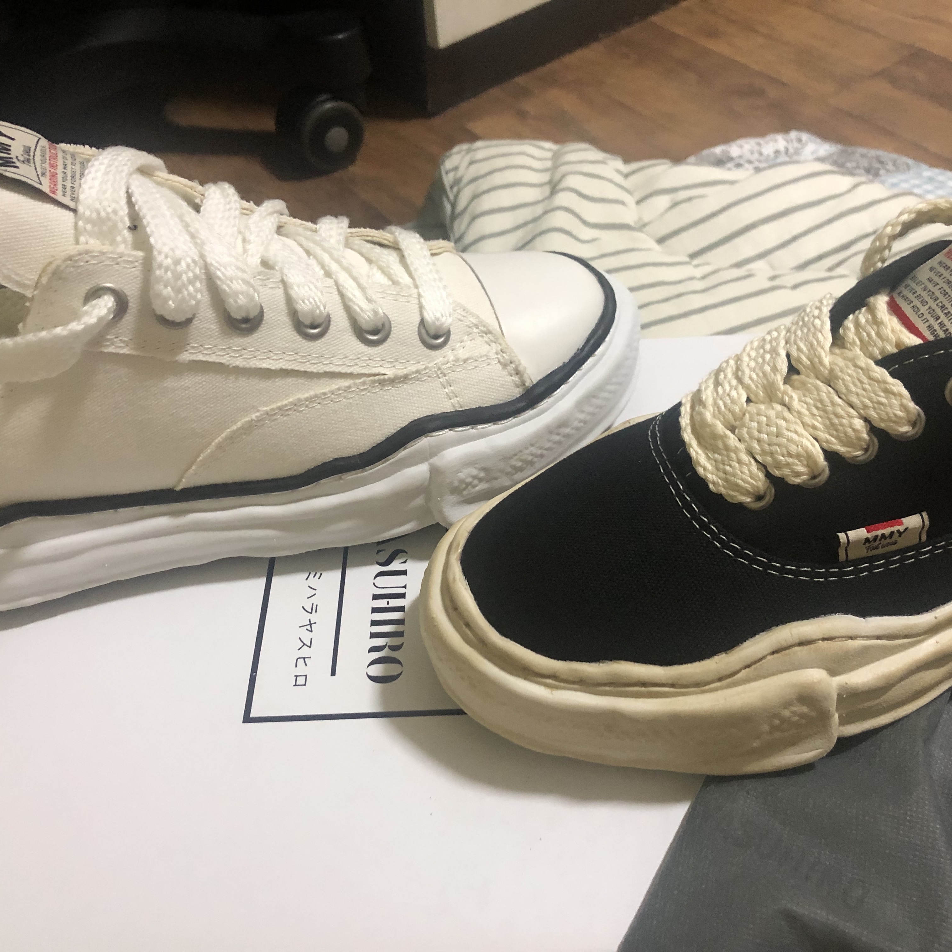 Maison Mihara Yasuhiro Baker OG Sole OD Canvas Low-top Sneakers Black, Maison Mihara Yasuhiro Peterson OG Sole Canvas Low Sneakers White 착용 스타일