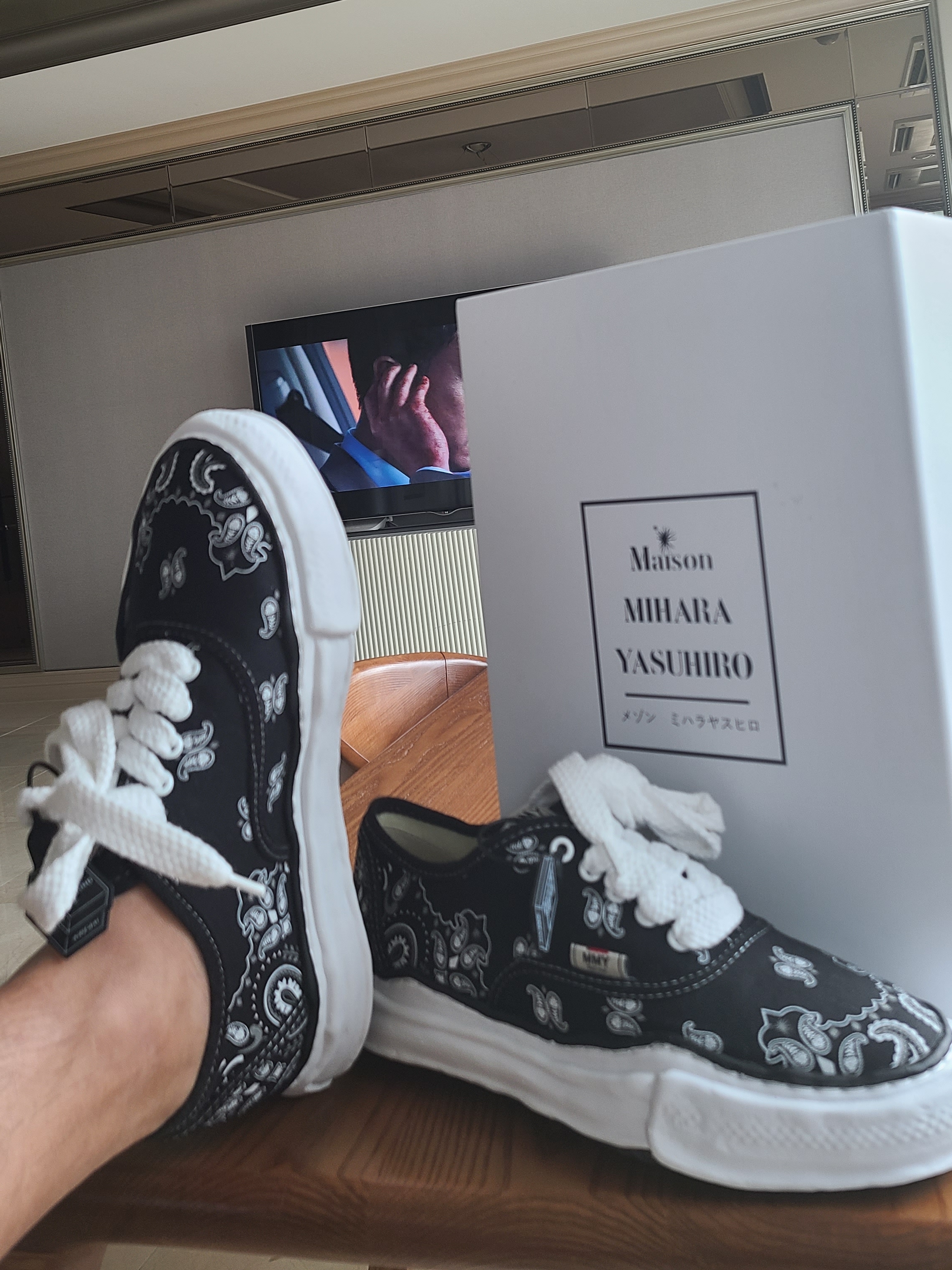 Maison Mihara Yasuhiro Baker OG Sole Bandana Low-top Sneakers Black 착용 스타일 - 2