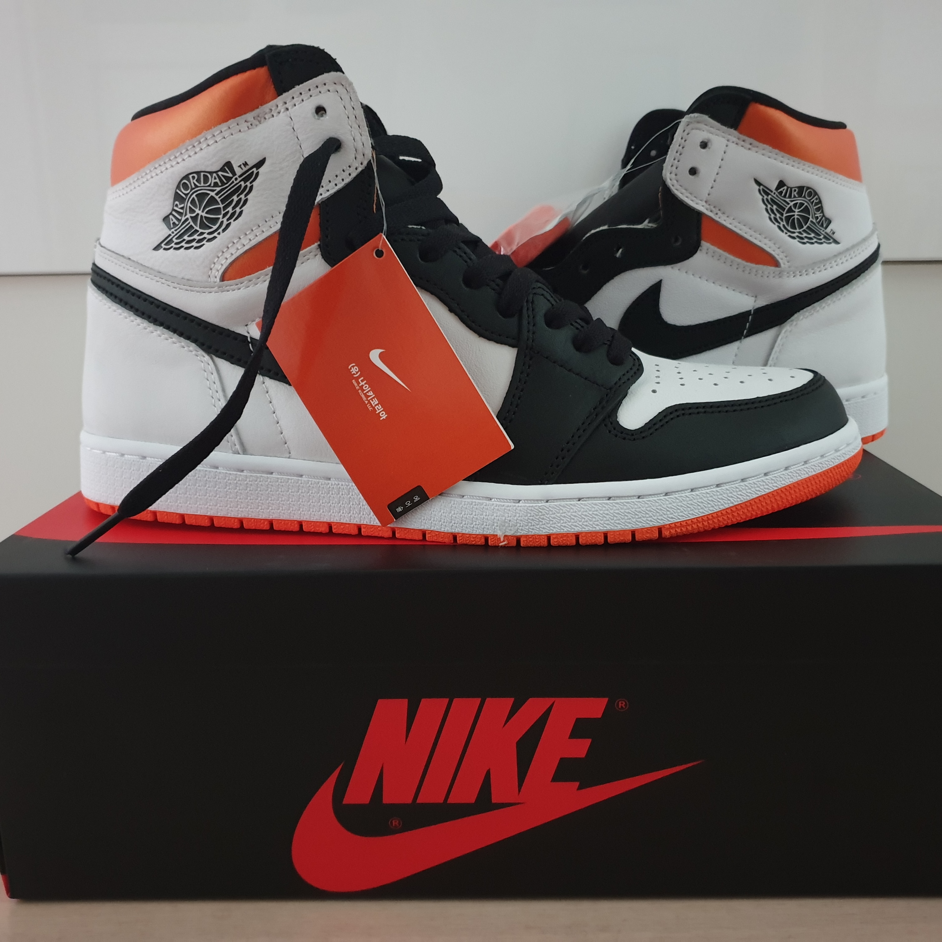 Jordan 1 Retro High OG Electro Orange 착용 스타일 - 2