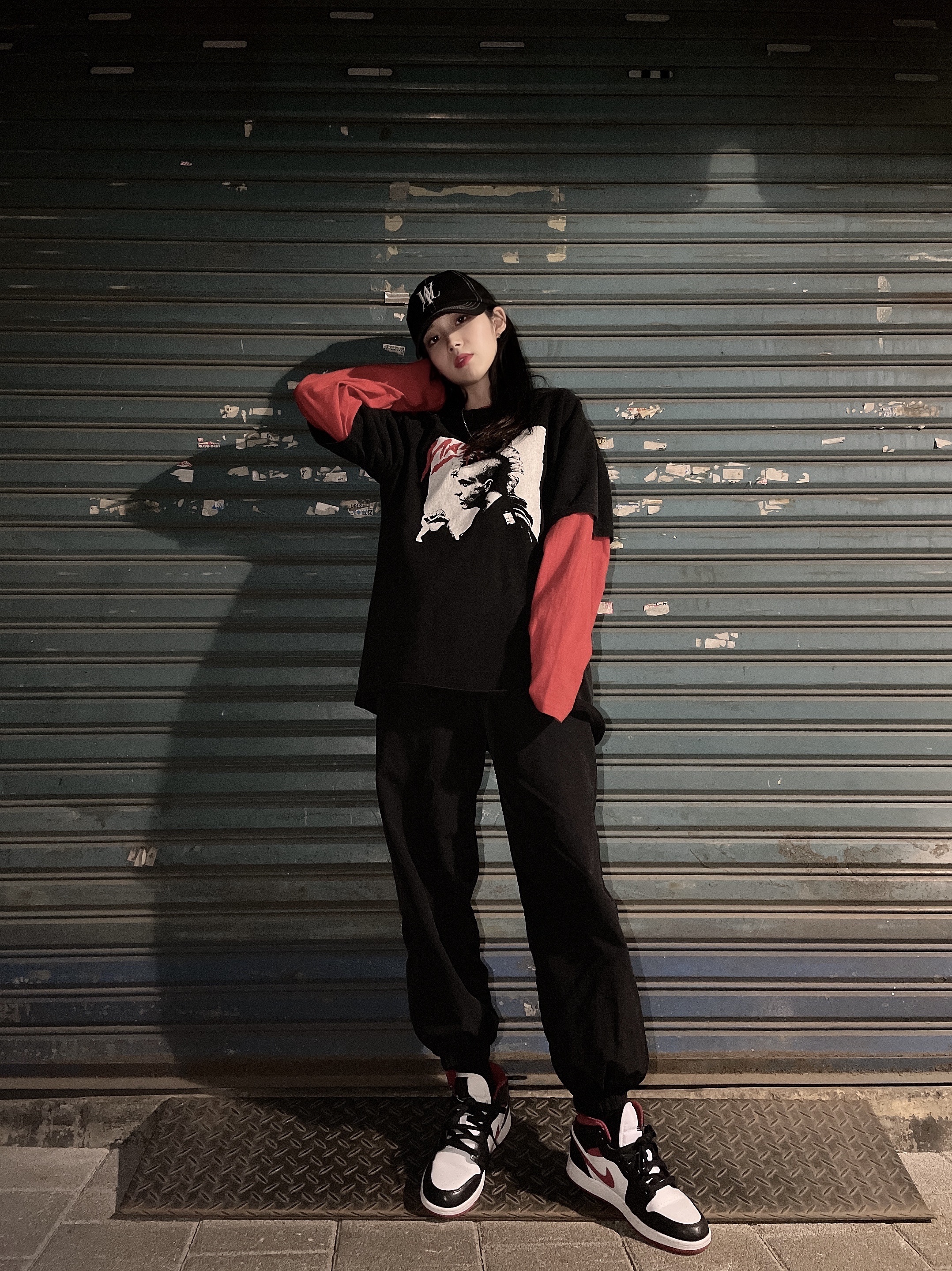 Jordan 1 Mid Gym Red Black White 착용 스타일 - 1